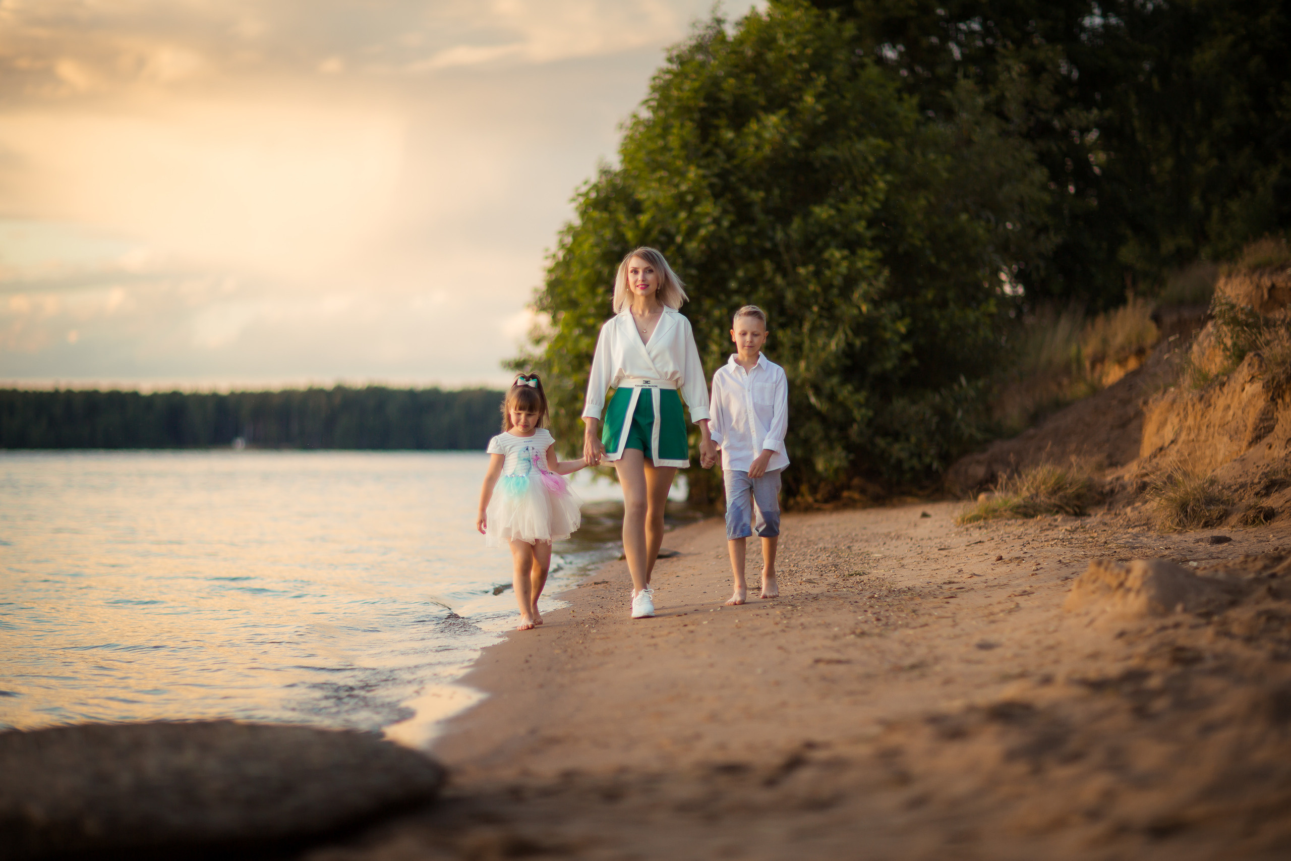 Ирина с детьми, фотосессия на закате. Фотограф Десногорск Михаил Давыдов Акварель