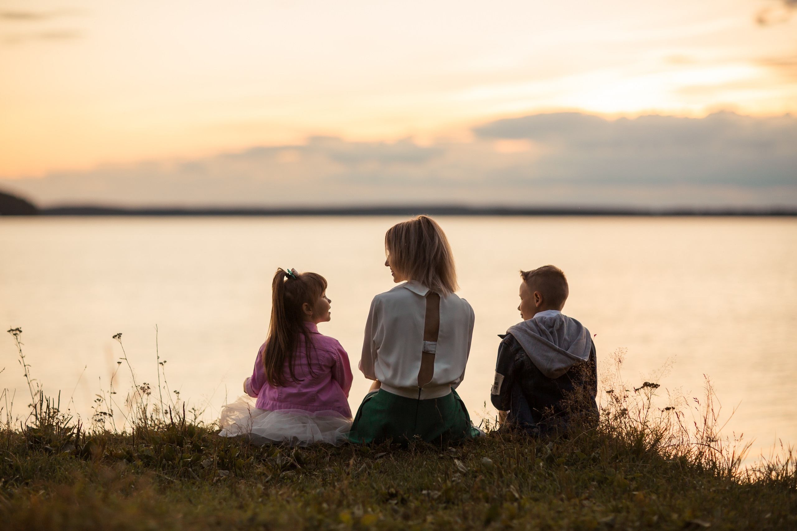 Ирина с детьми, фотосессия на закате. Фотограф Десногорск Михаил Давыдов Акварель