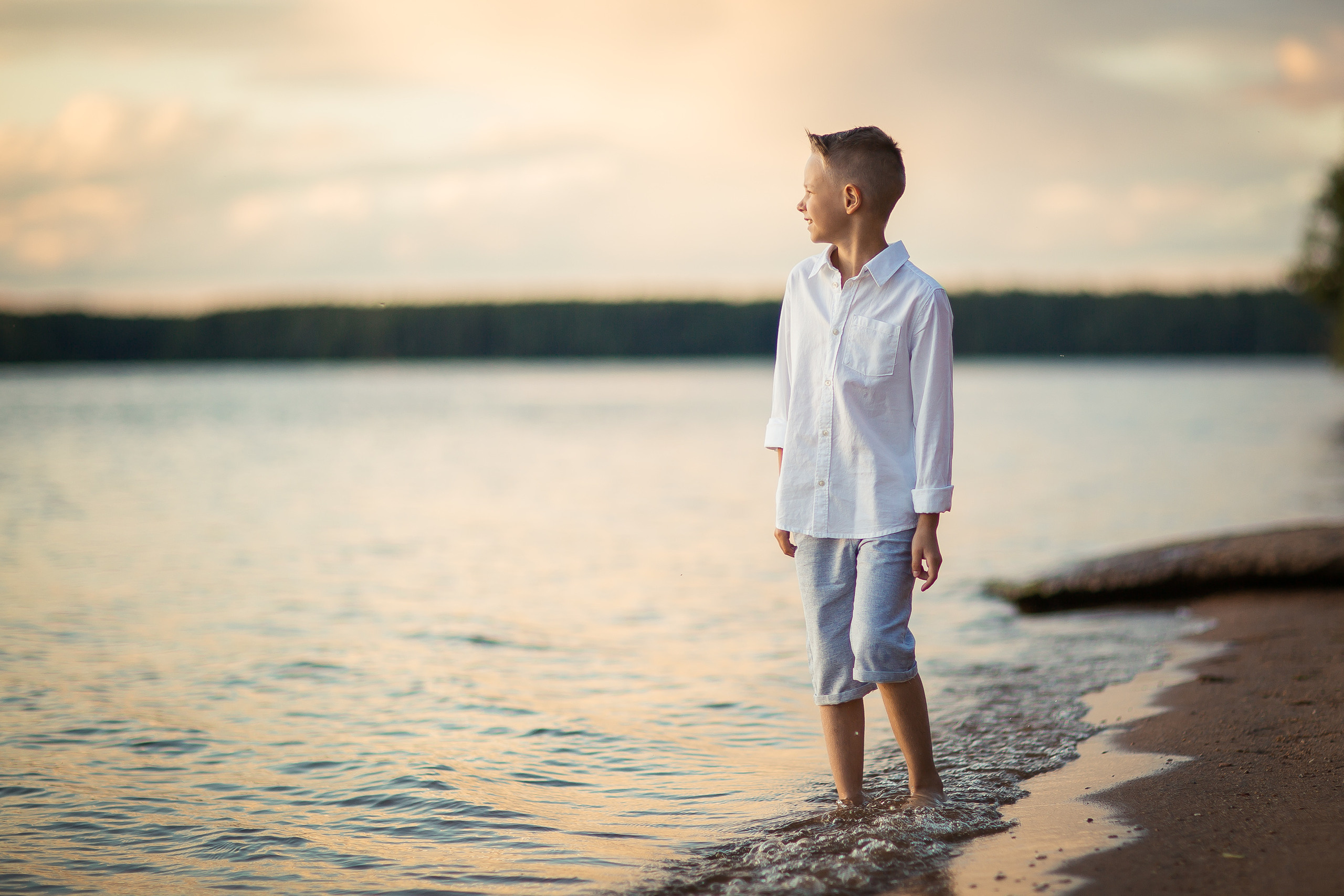 Ирина с детьми, фотосессия на закате. Фотограф Десногорск Михаил Давыдов Акварель