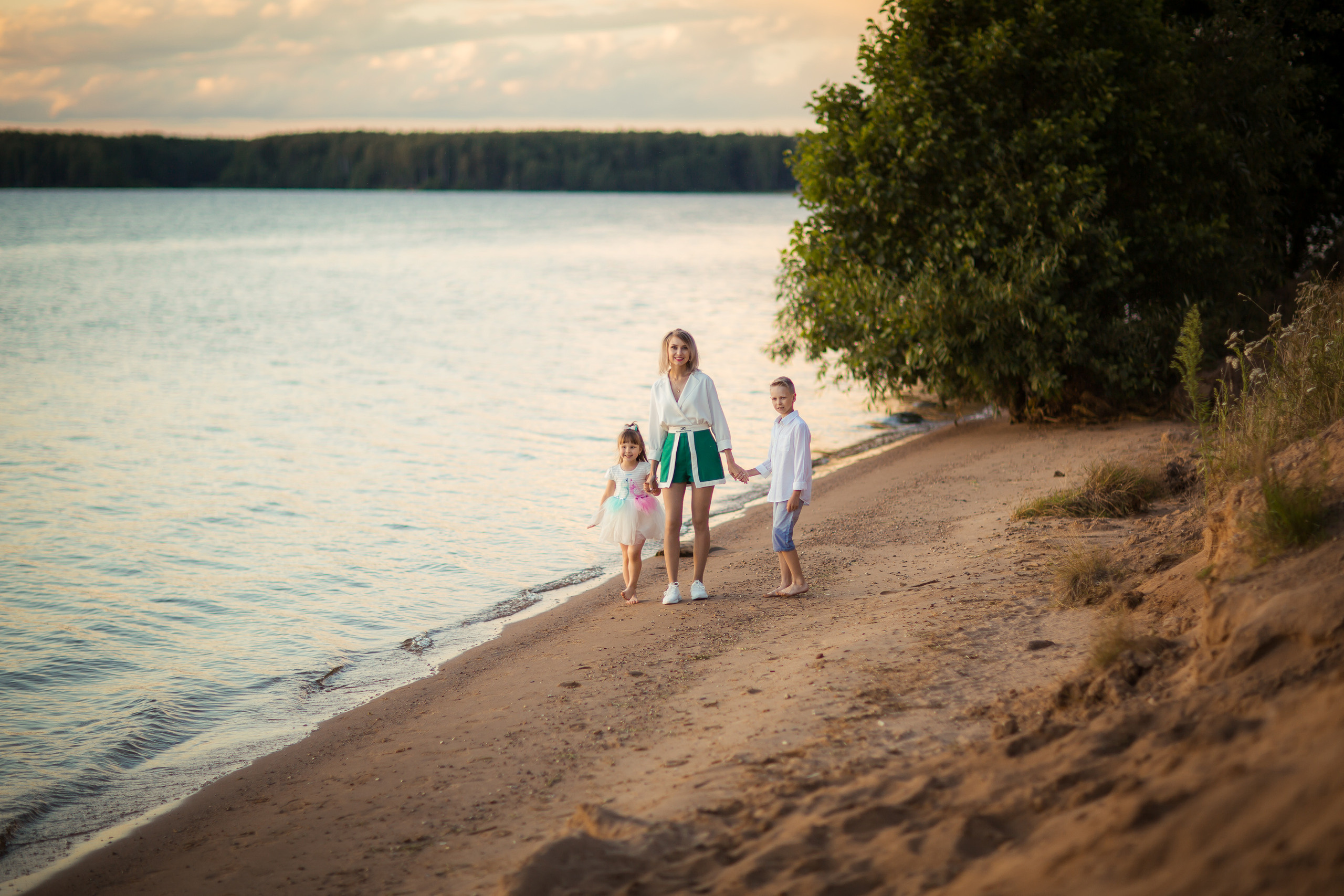 Ирина с детьми, фотосессия на закате. Фотограф Десногорск Михаил Давыдов Акварель