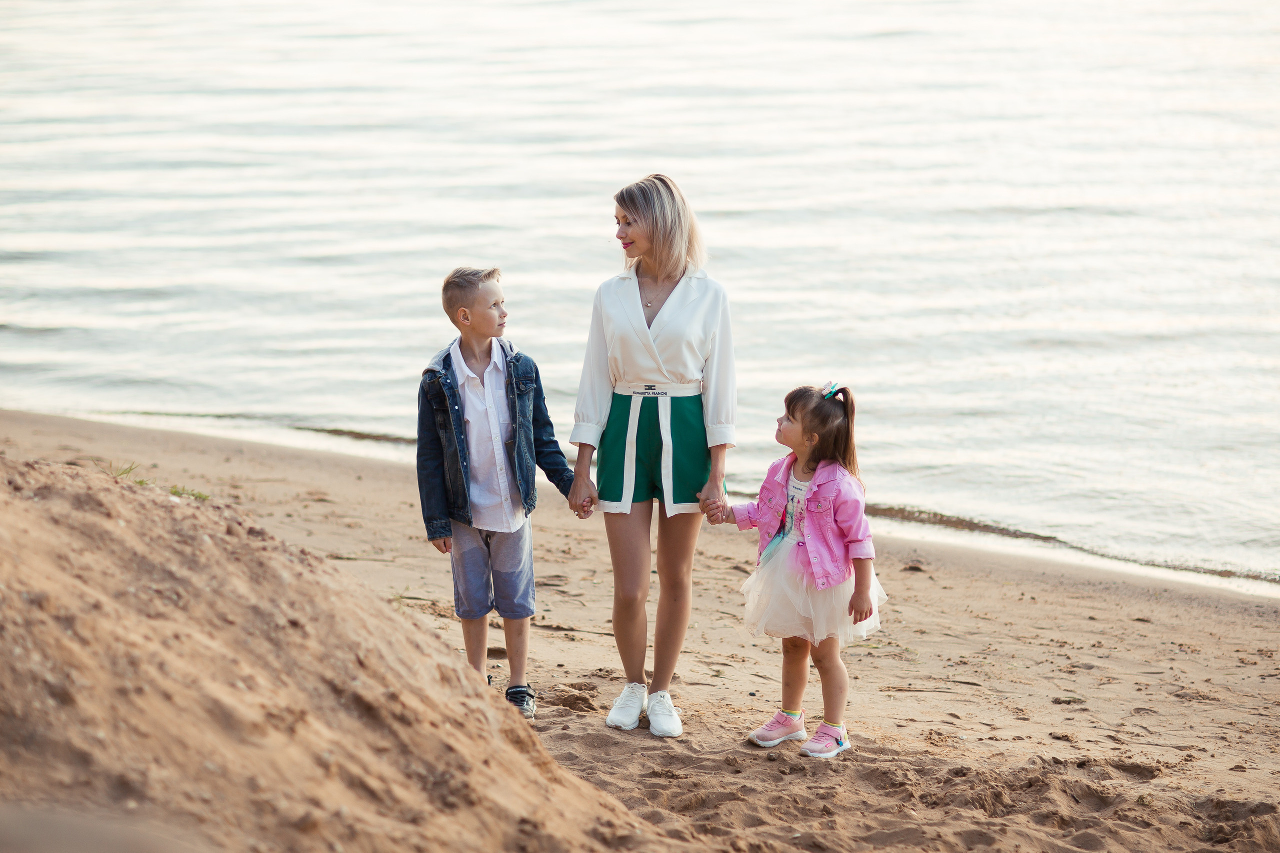 Ирина с детьми, фотосессия на закате. Фотограф Десногорск Михаил Давыдов Акварель