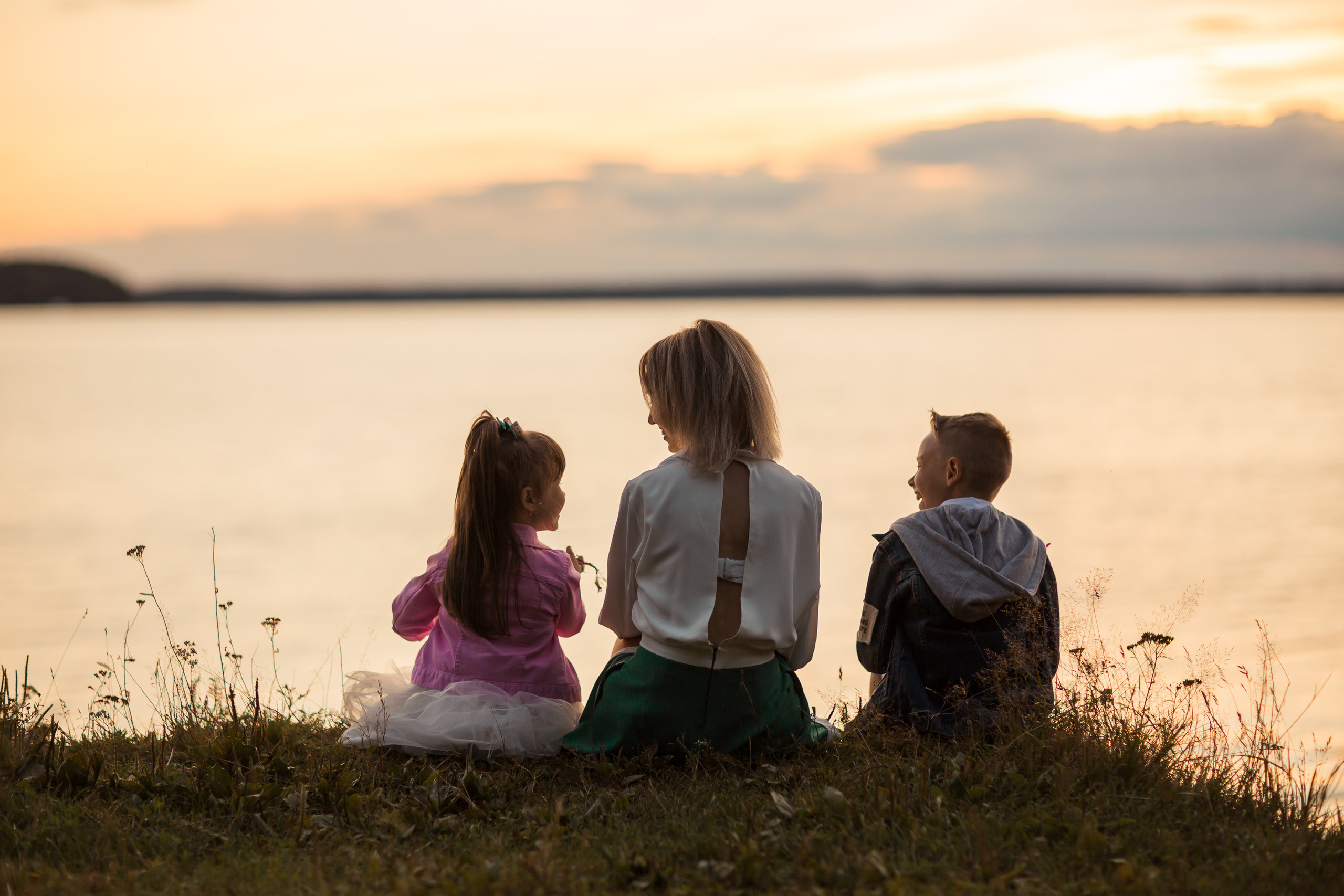 Ирина с детьми, фотосессия на закате. Фотограф Десногорск Михаил Давыдов Акварель
