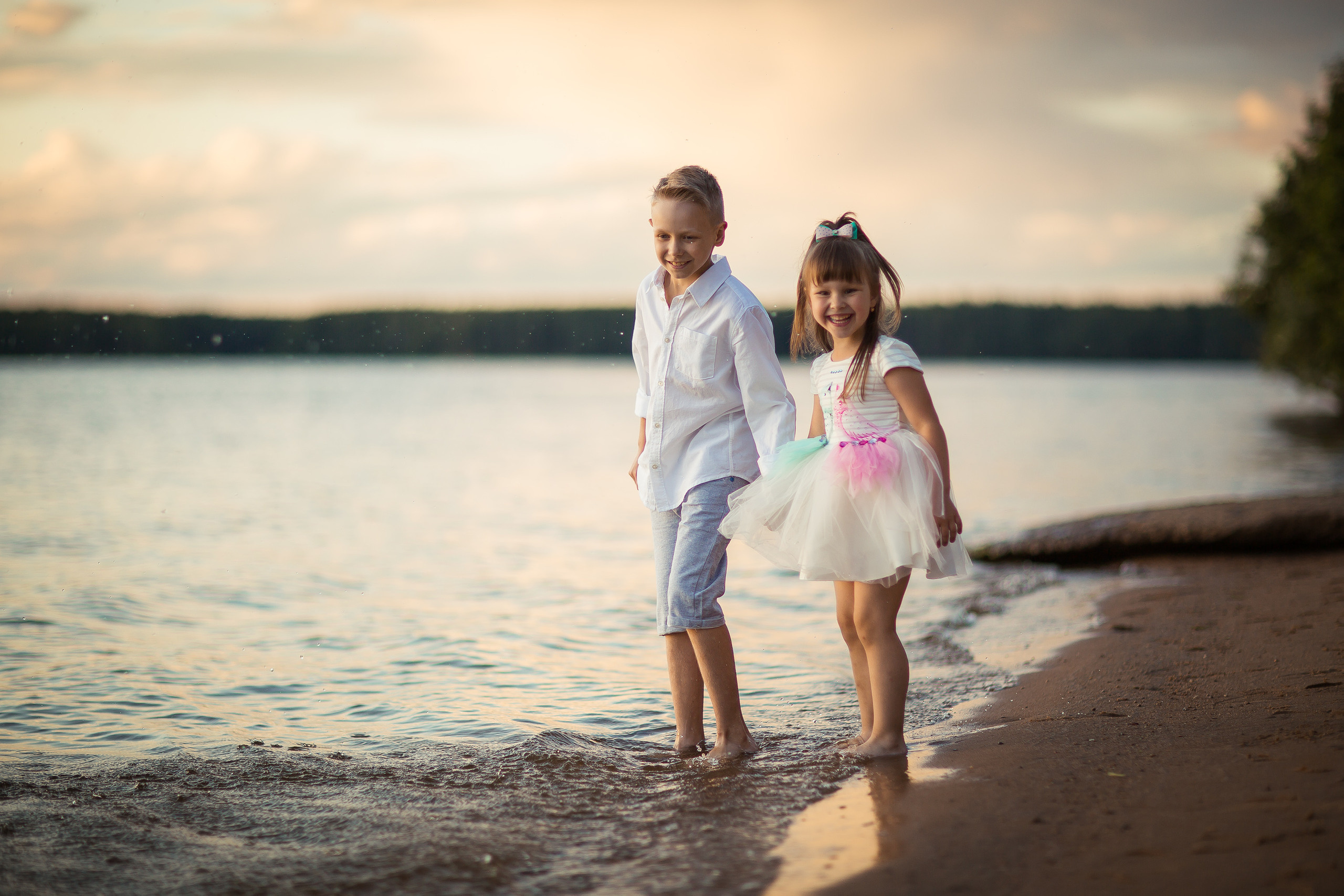 Ирина с детьми, фотосессия на закате. Фотограф Десногорск Михаил Давыдов Акварель