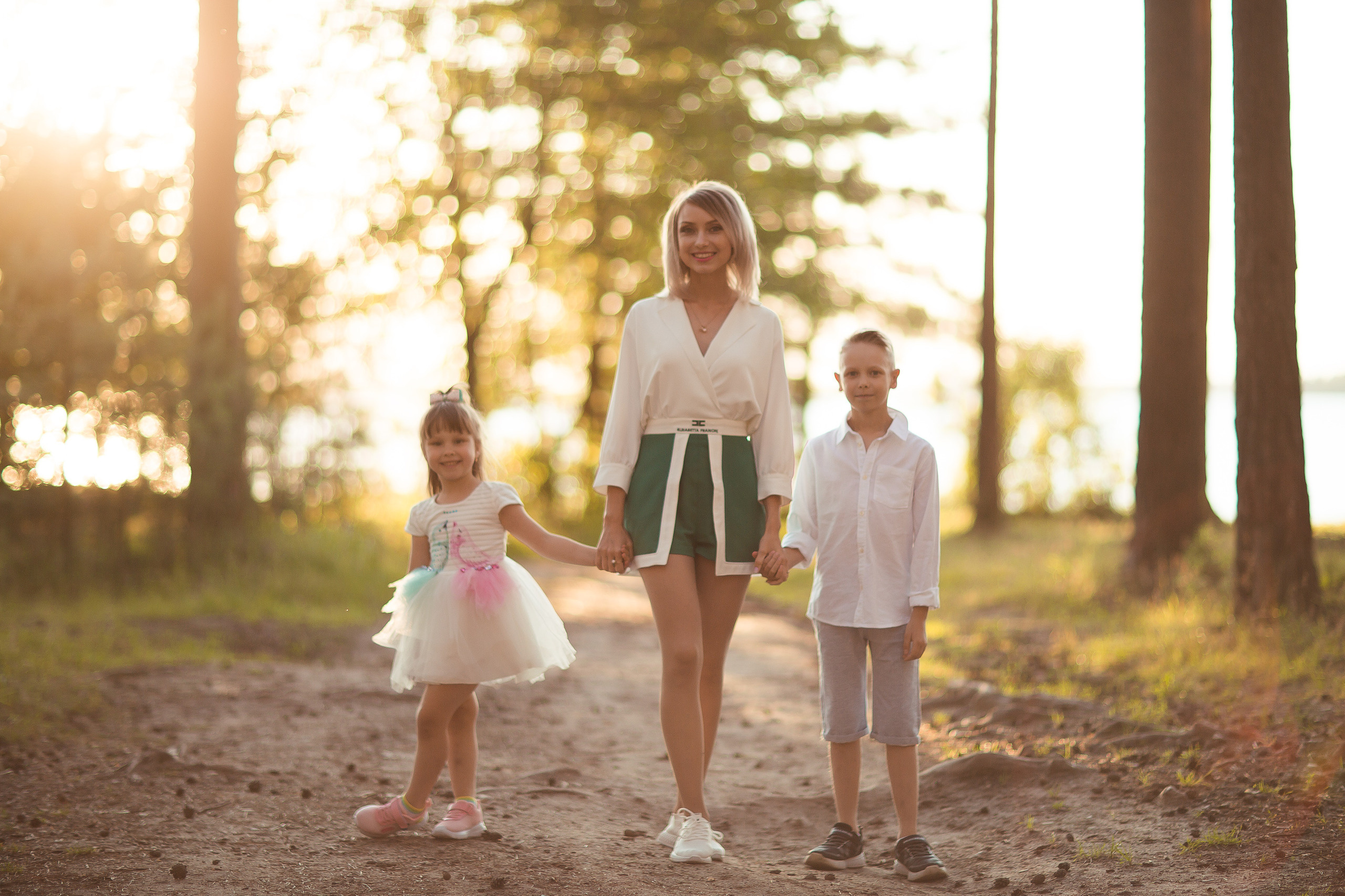 Ирина с детьми, фотосессия на закате. Фотограф Десногорск Михаил Давыдов Акварель