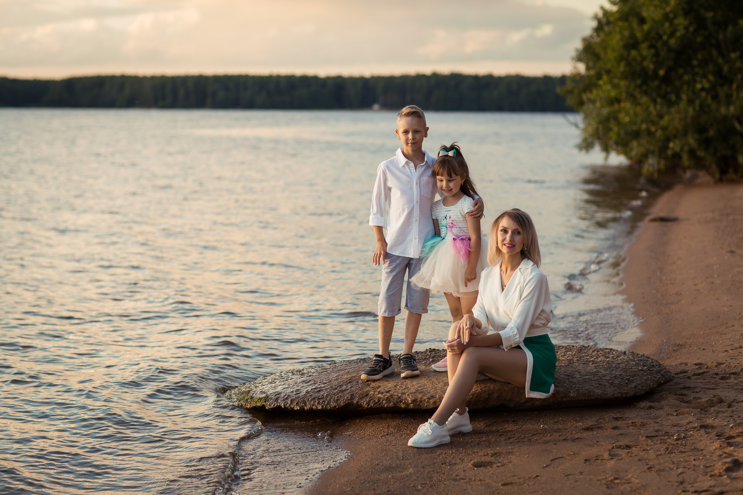 Ирина с детьми, фотосессия на закате. Фотограф Десногорск Михаил Давыдов Акварель