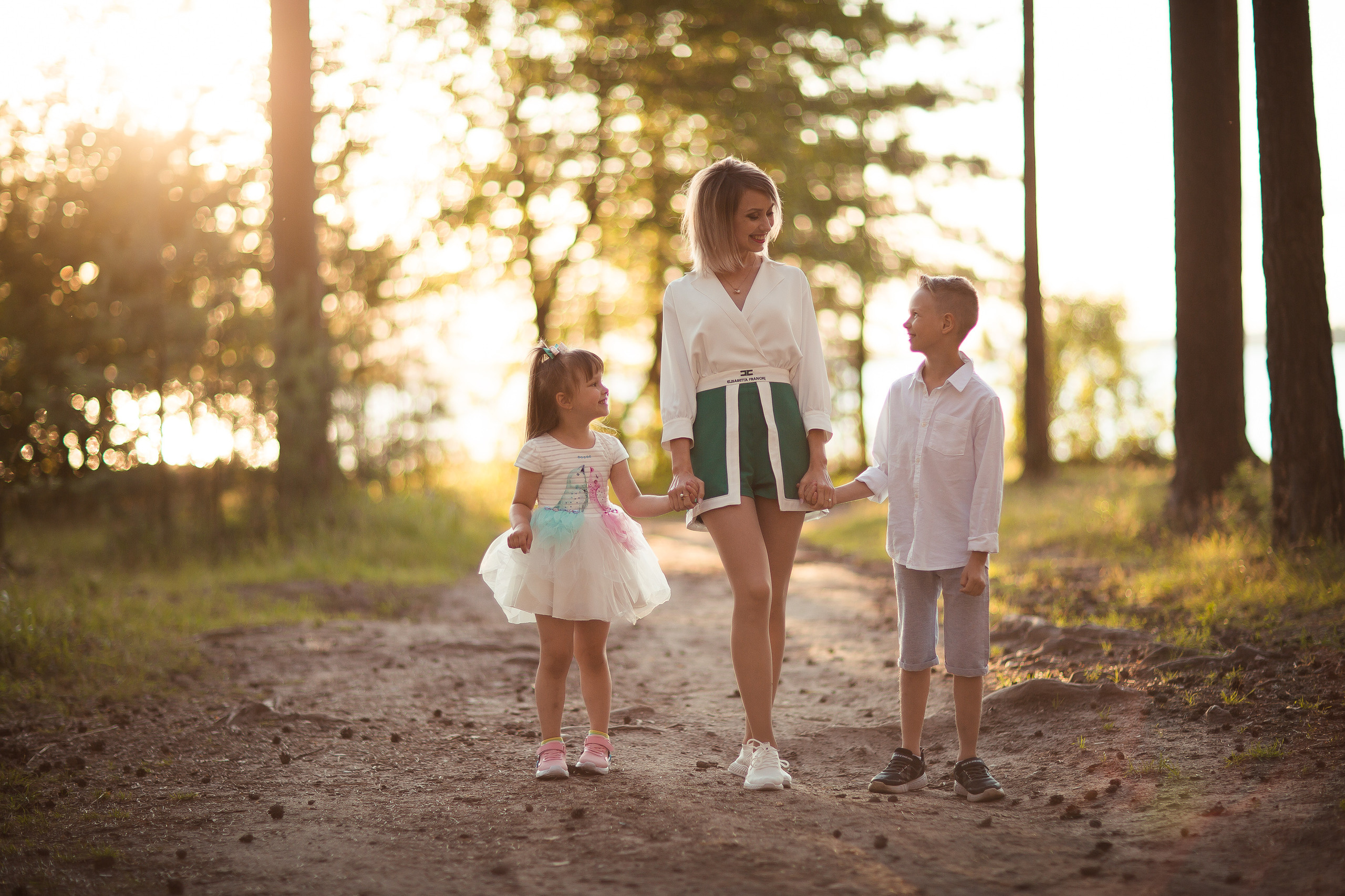 Ирина с детьми, фотосессия на закате. Фотограф Десногорск Михаил Давыдов Акварель
