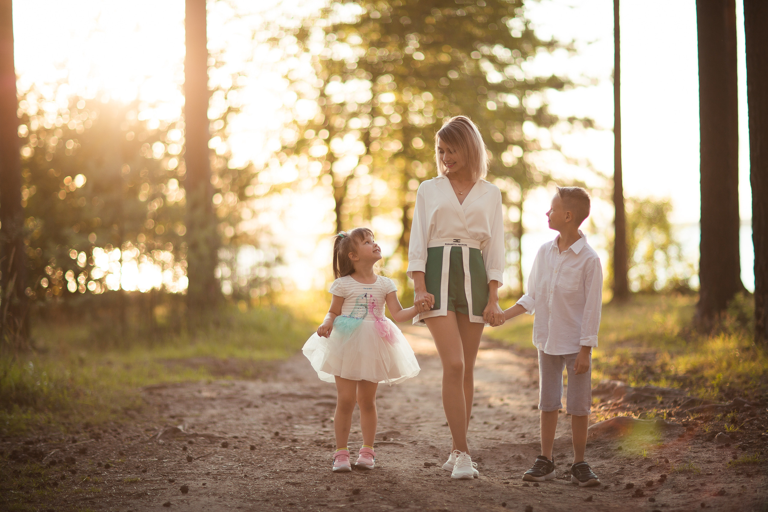 Ирина с детьми, фотосессия на закате. Фотограф Десногорск Михаил Давыдов Акварель