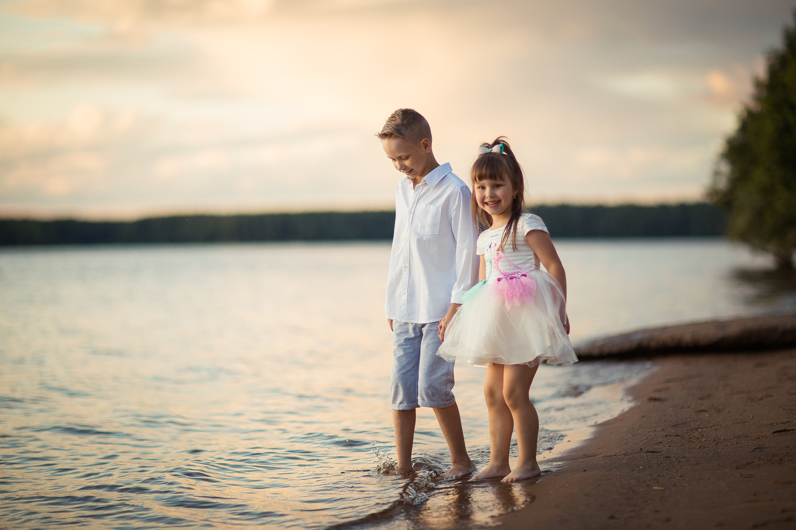 Ирина с детьми, фотосессия на закате. Фотограф Десногорск Михаил Давыдов Акварель