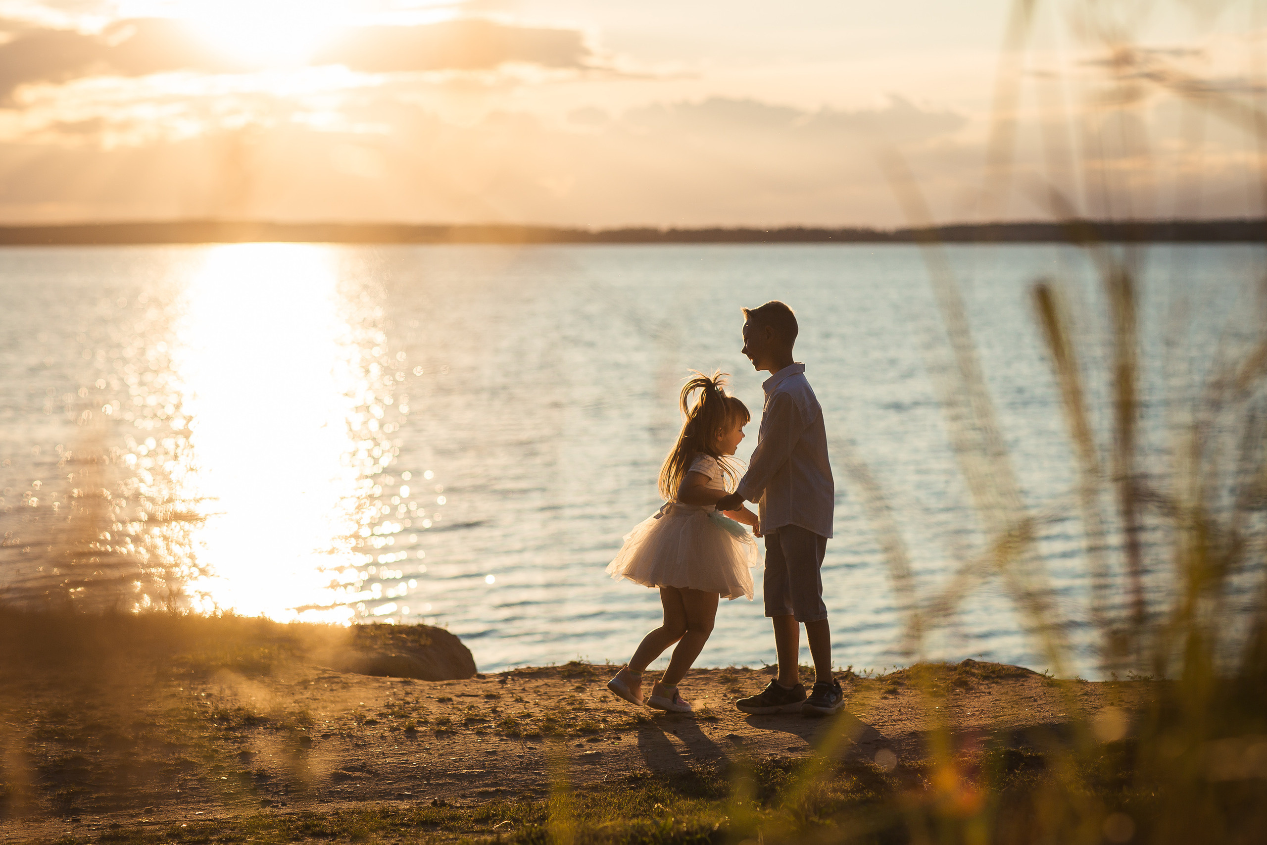 Ирина с детьми, фотосессия на закате. Фотограф Десногорск Михаил Давыдов Акварель
