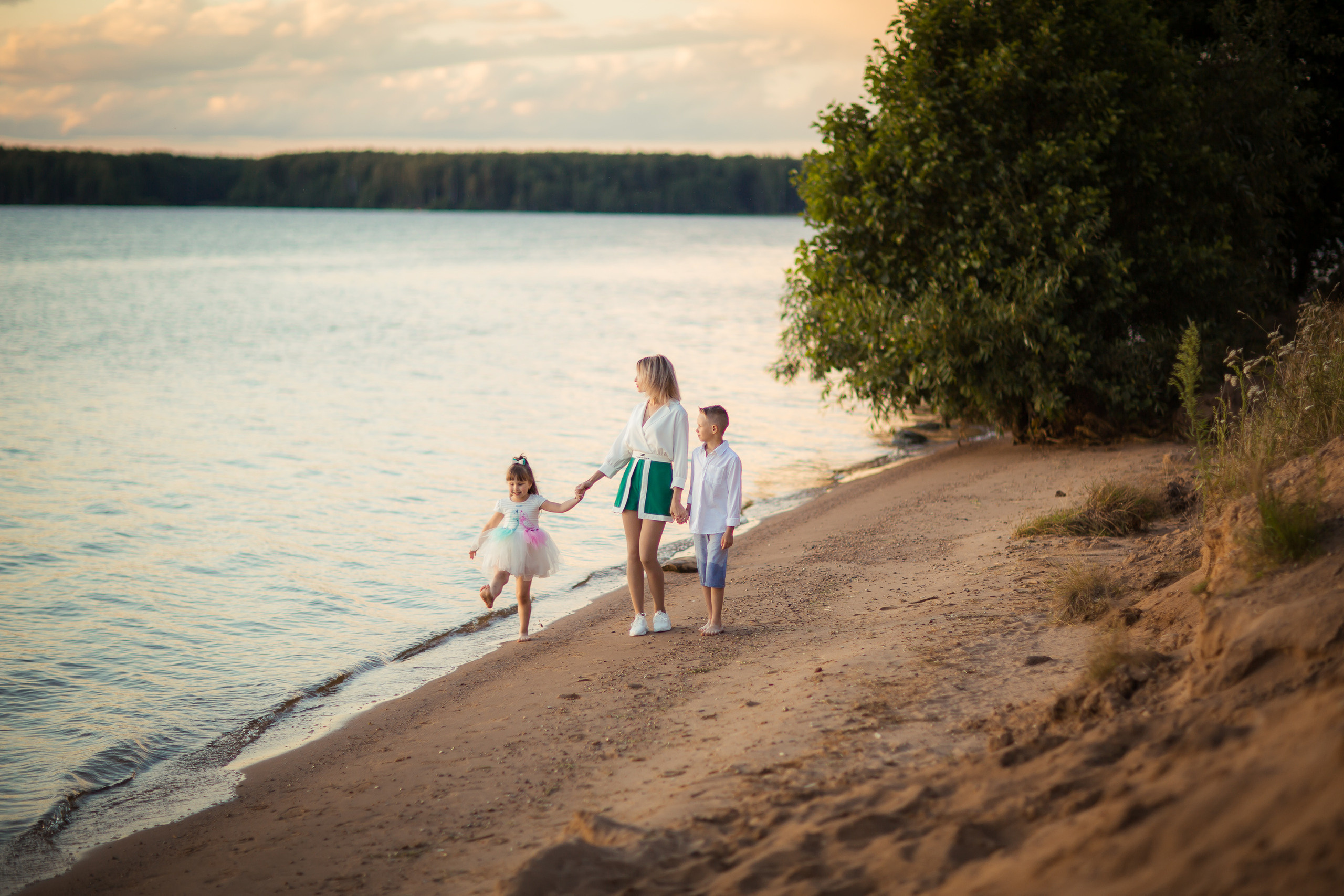 Ирина с детьми, фотосессия на закате. Фотограф Десногорск Михаил Давыдов Акварель