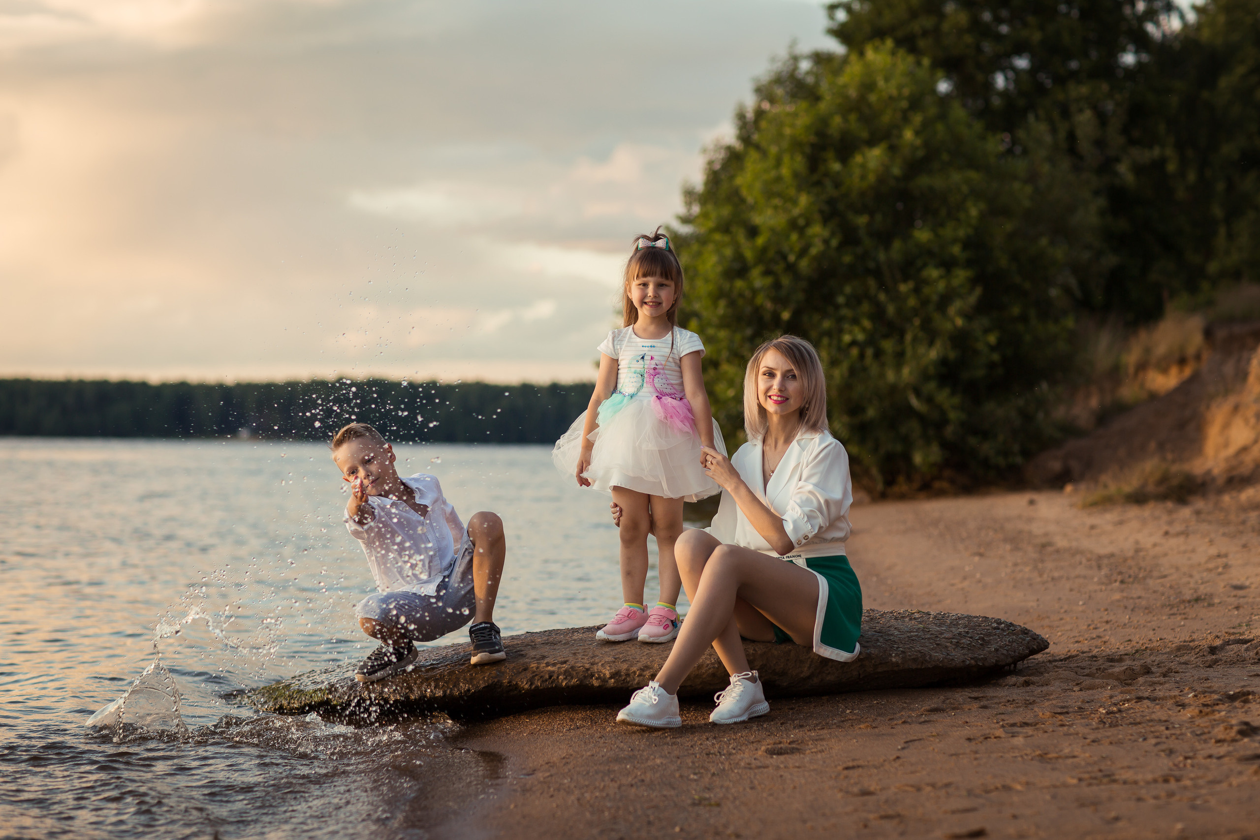 Ирина с детьми, фотосессия на закате. Фотограф Десногорск Михаил Давыдов Акварель