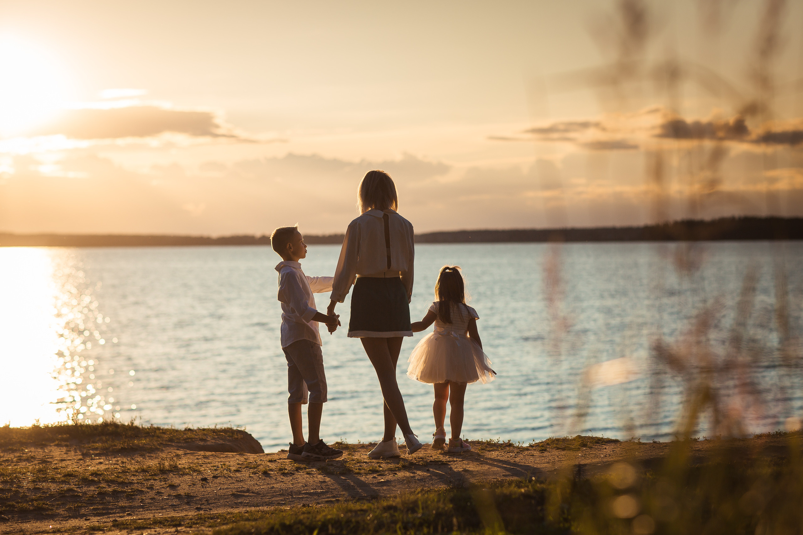 Ирина с детьми, фотосессия на закате. Фотограф Десногорск Михаил Давыдов Акварель