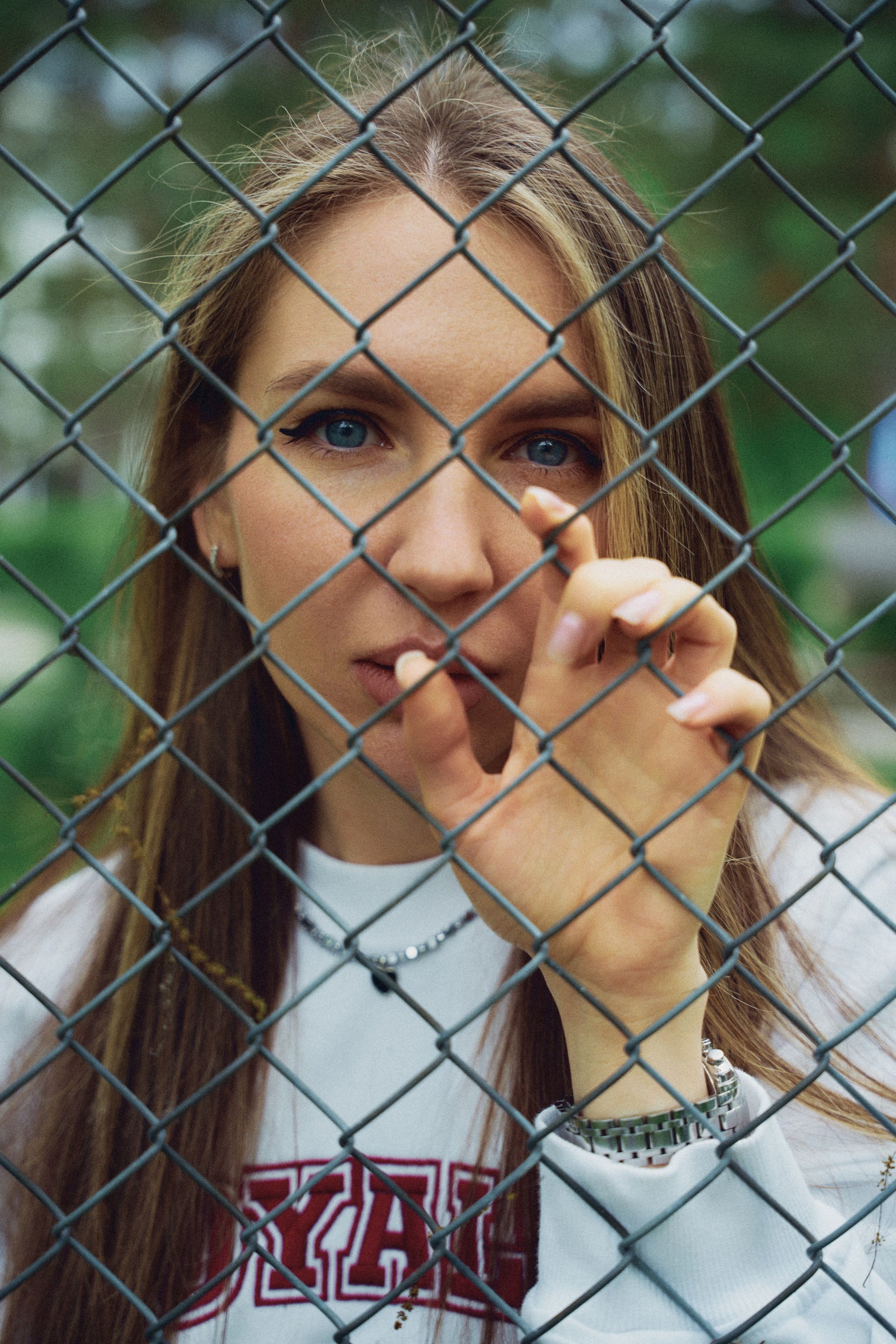 женская фотосессия на улице с решеткой