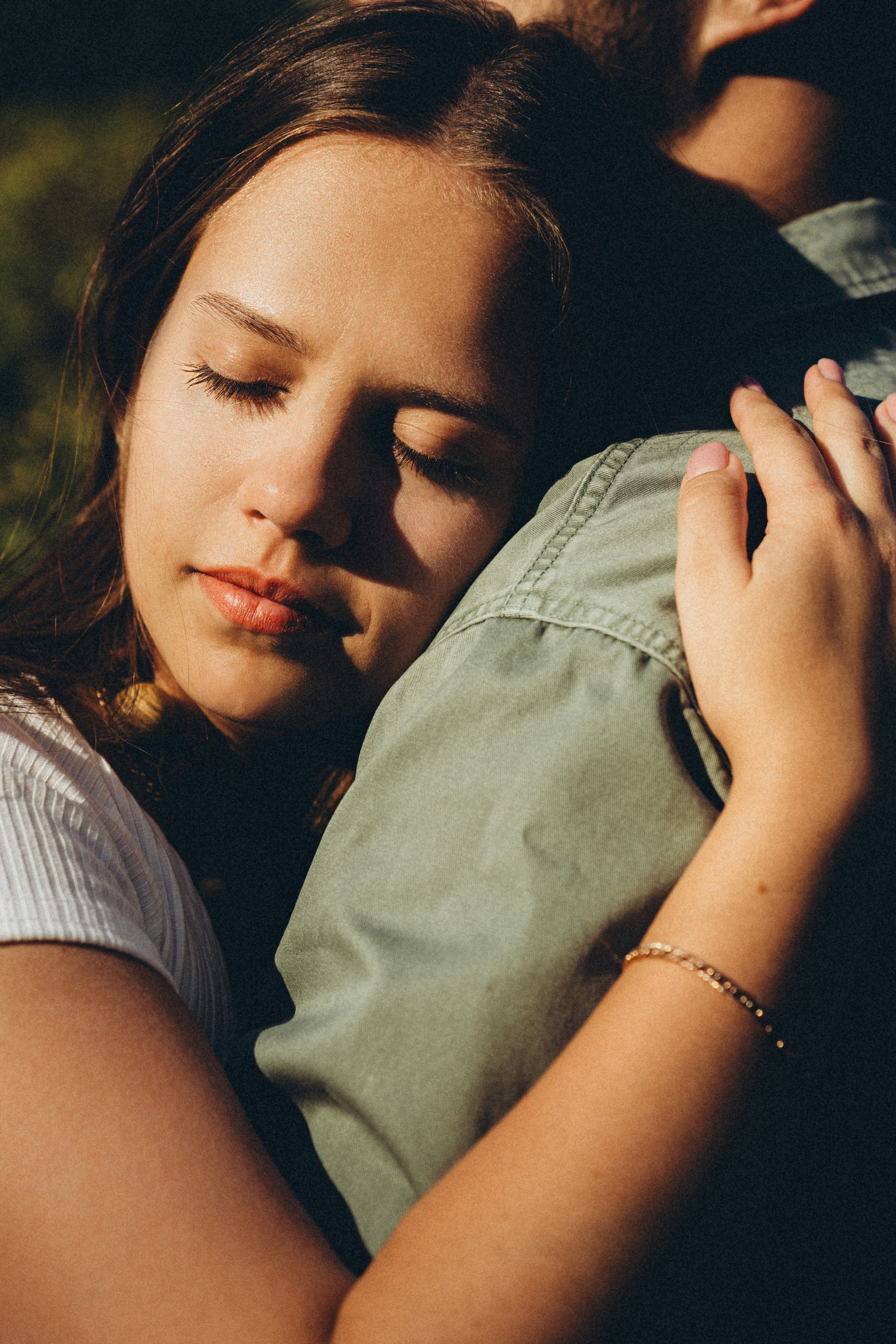 нежные обьятия девушки