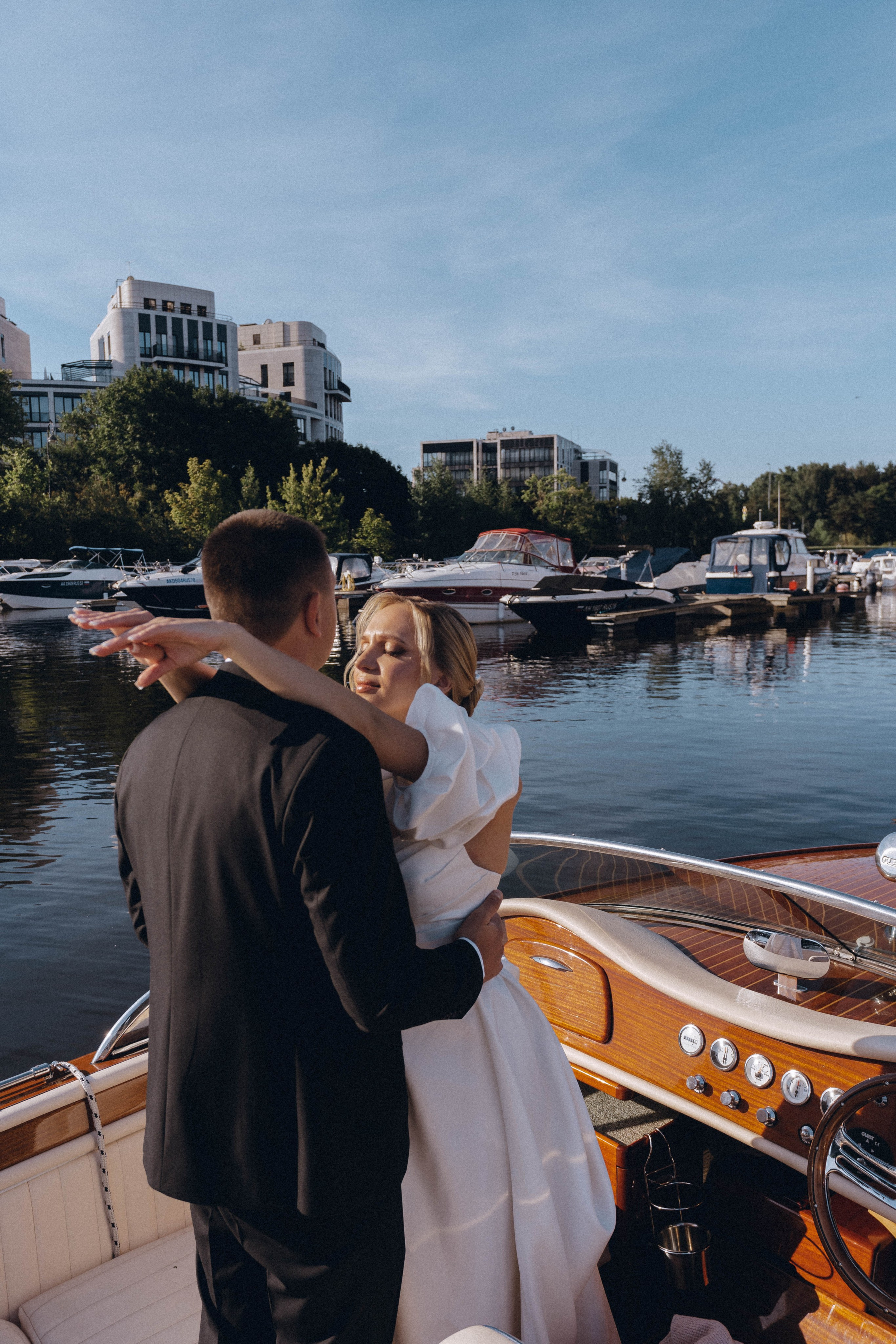СВАДЕНБНАЯ СЬЕМКА НА КАТЕРЕ ПО КАНАЛАМ САНКТ-ПЕТЕРБУРГА И В АКВАТОРИИ НЕВЫ. Профессиональный фотограф, Санкт-Петербург — Виктория Богомолова