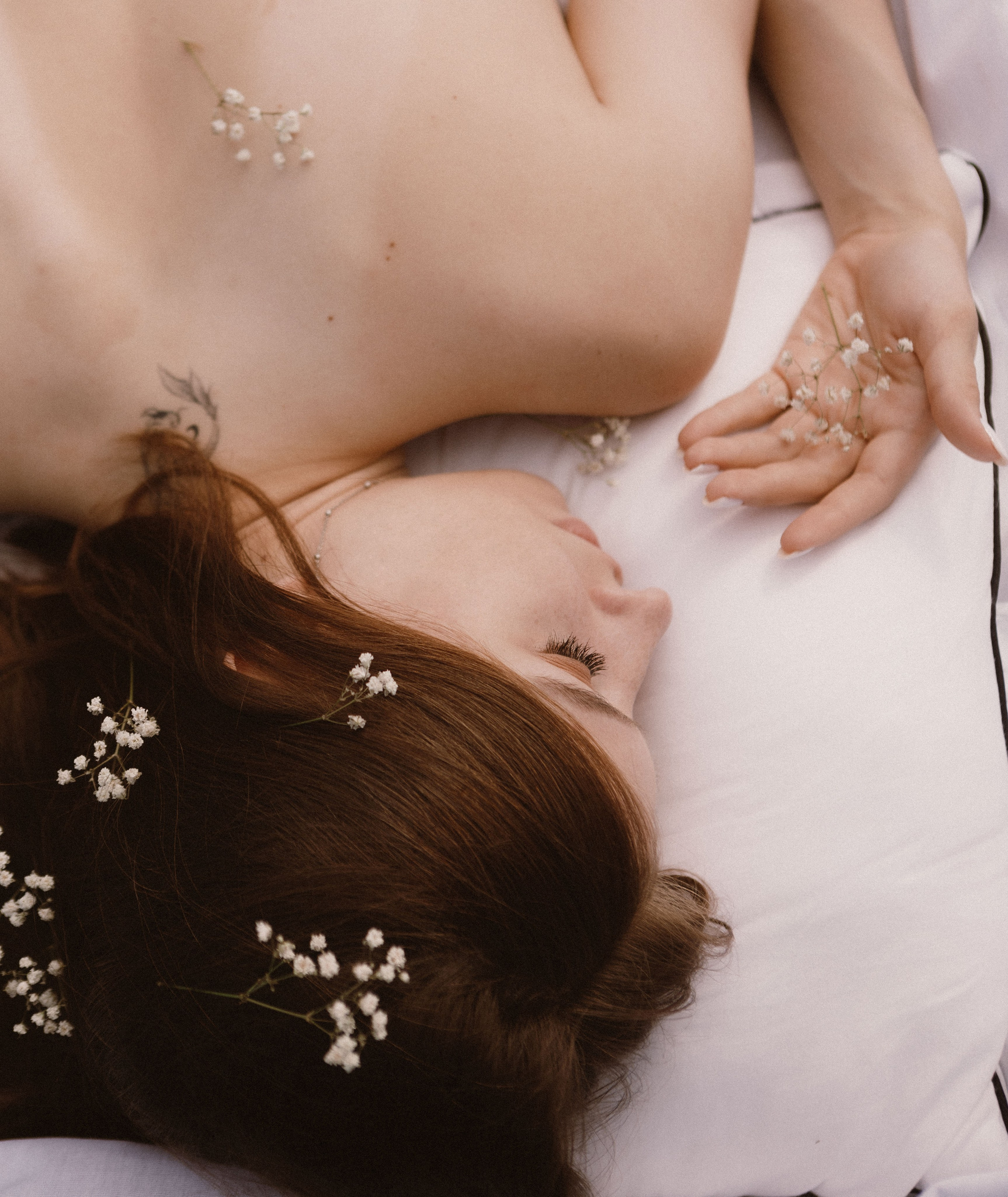 Летняя фотосессия в поле. Девушка в поле в кровати