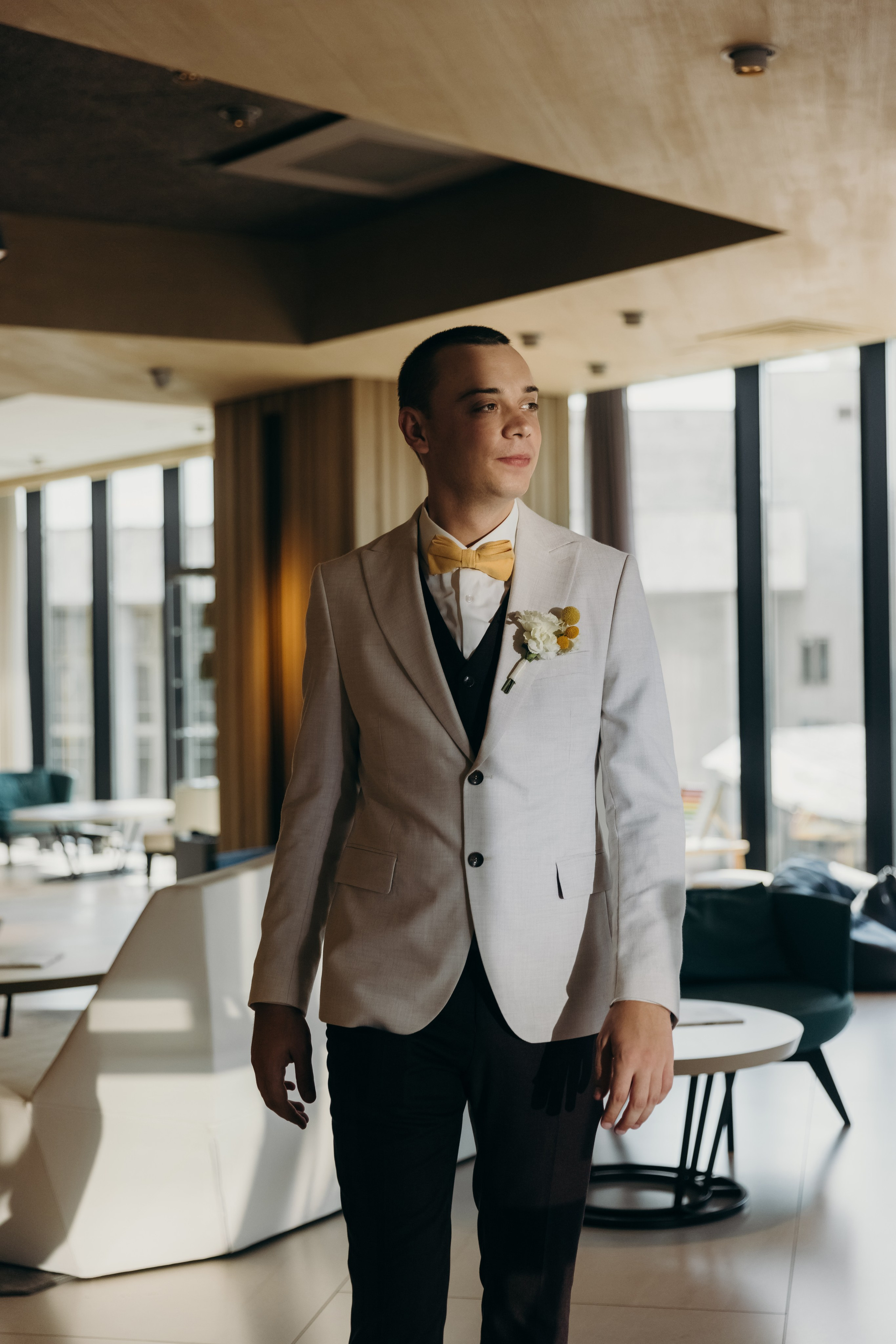 Жених в смокинге, стильные костюмы Красноярск