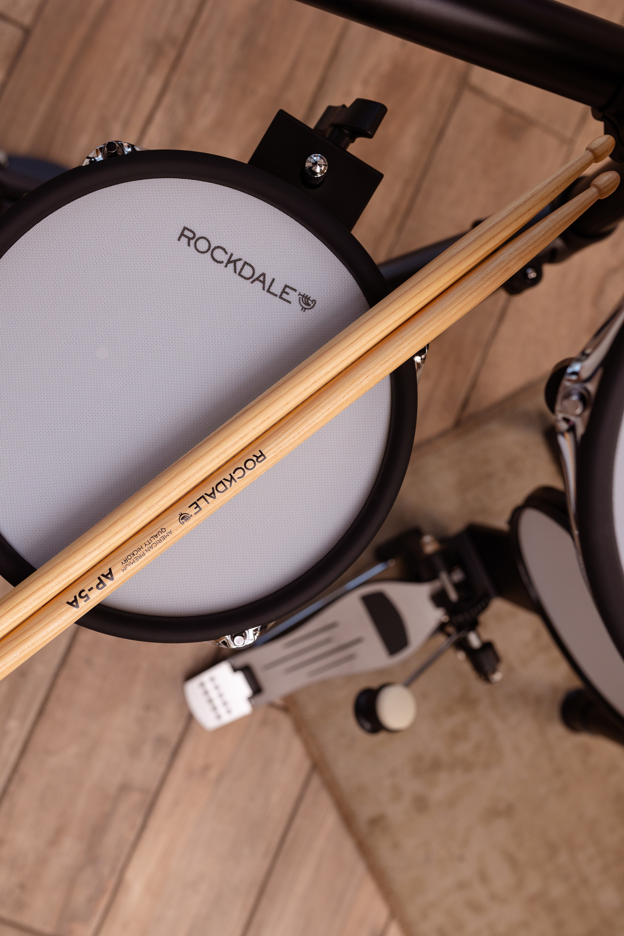 На фото барабан, барабанные палочки и части других ударных инструментов.