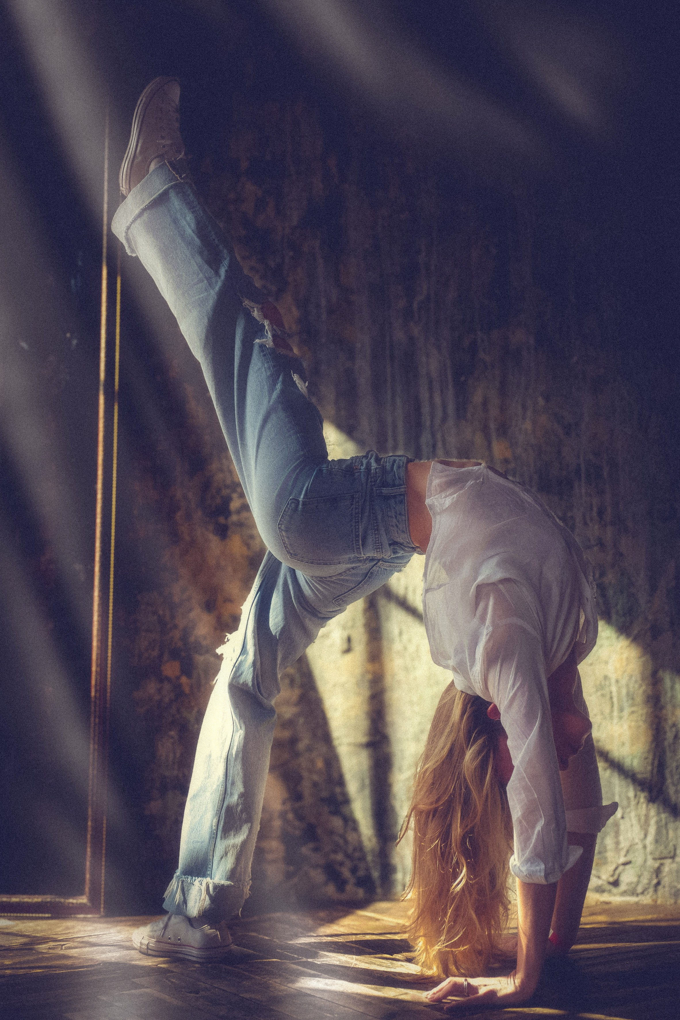 Молодая девушка демонстрирует максимальный прогиб и растяжку,