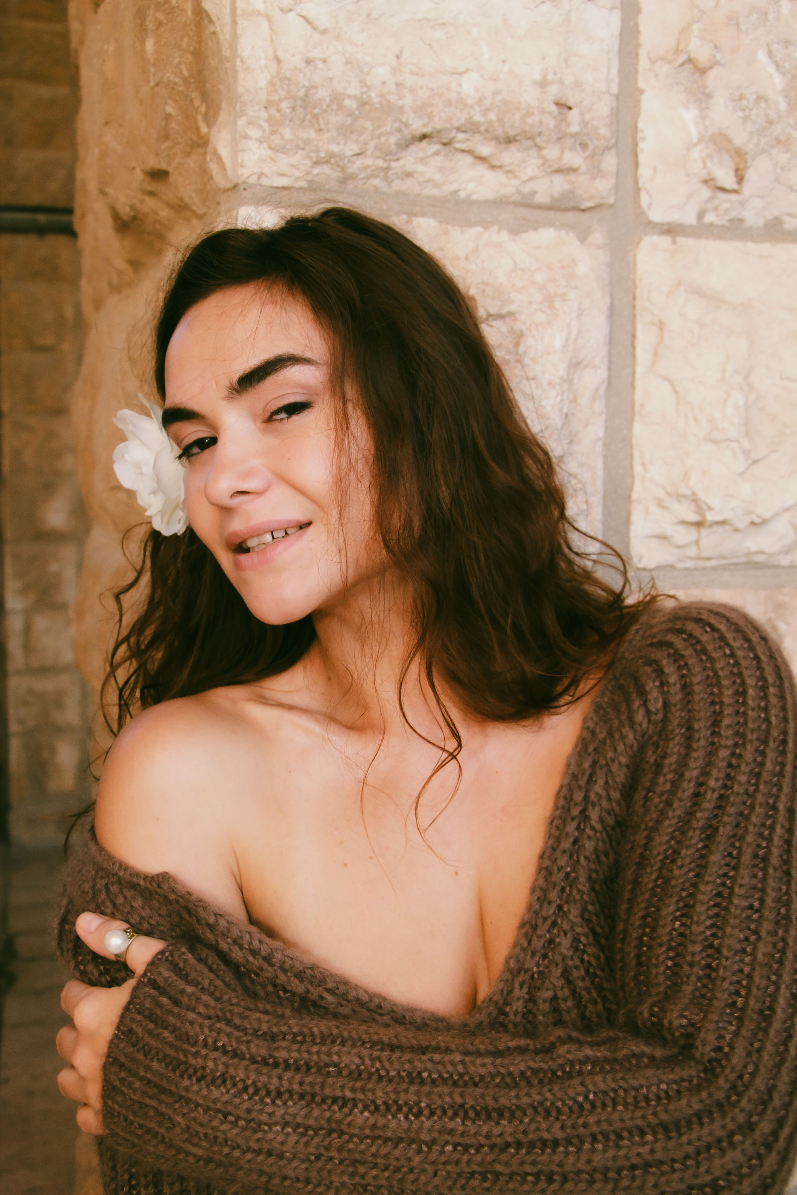 у девушки в волосах белый цветок и красивая улыбка