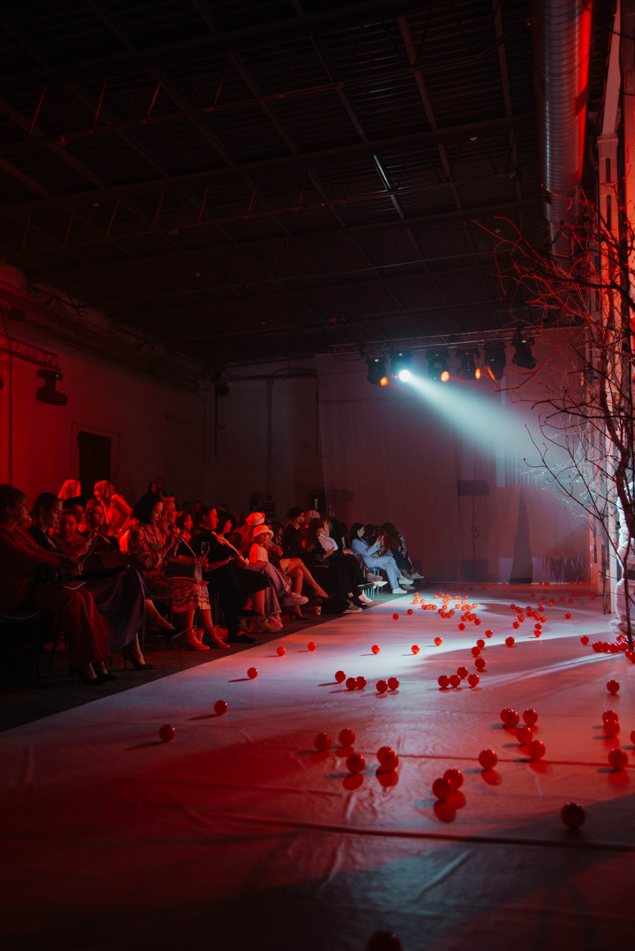 Показ «Красный Шум». Ксения Glossa. Портретный и репортажный фотограф в Самаре