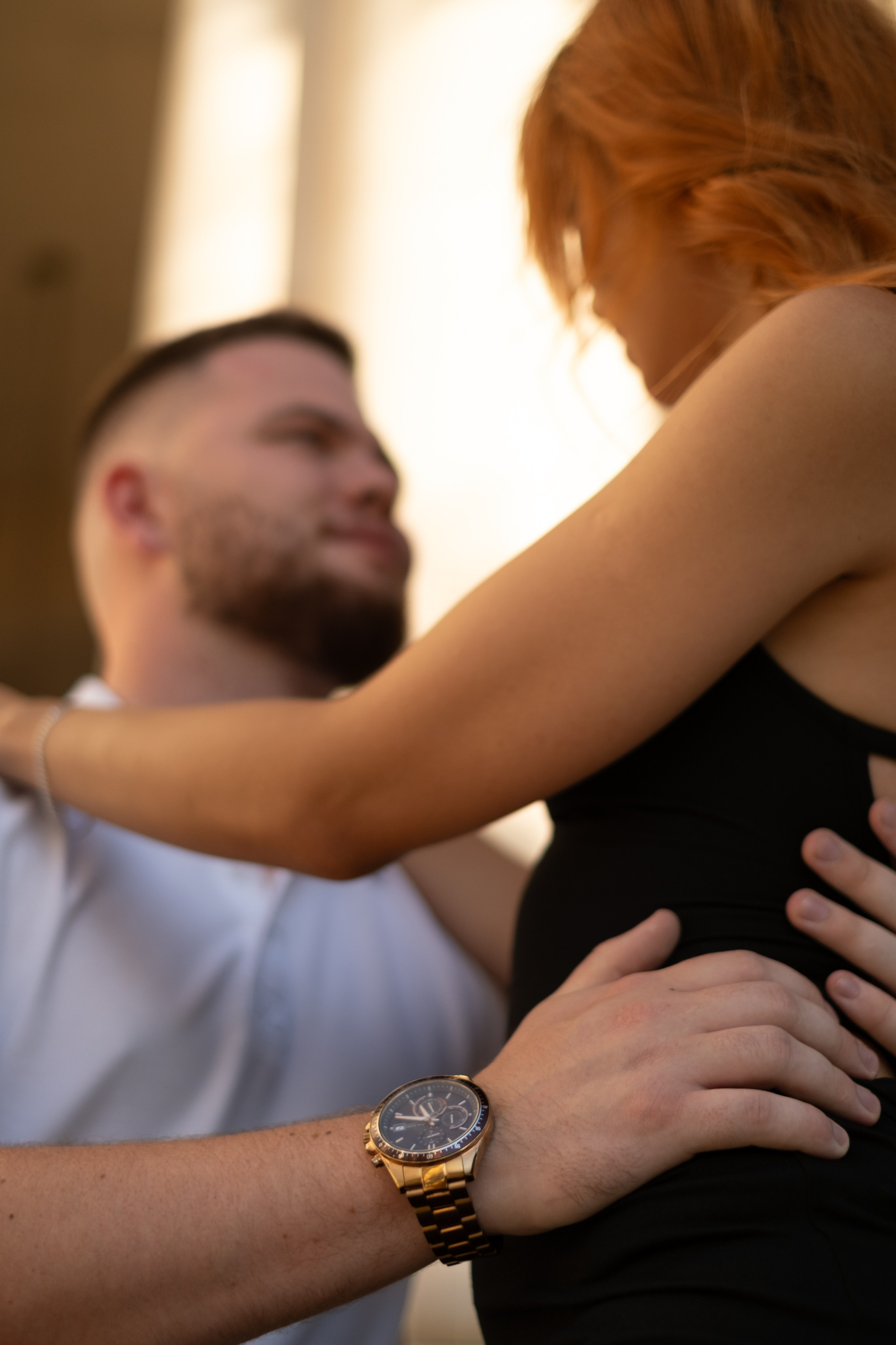 Парень обнимает свою девушку фокус на часах