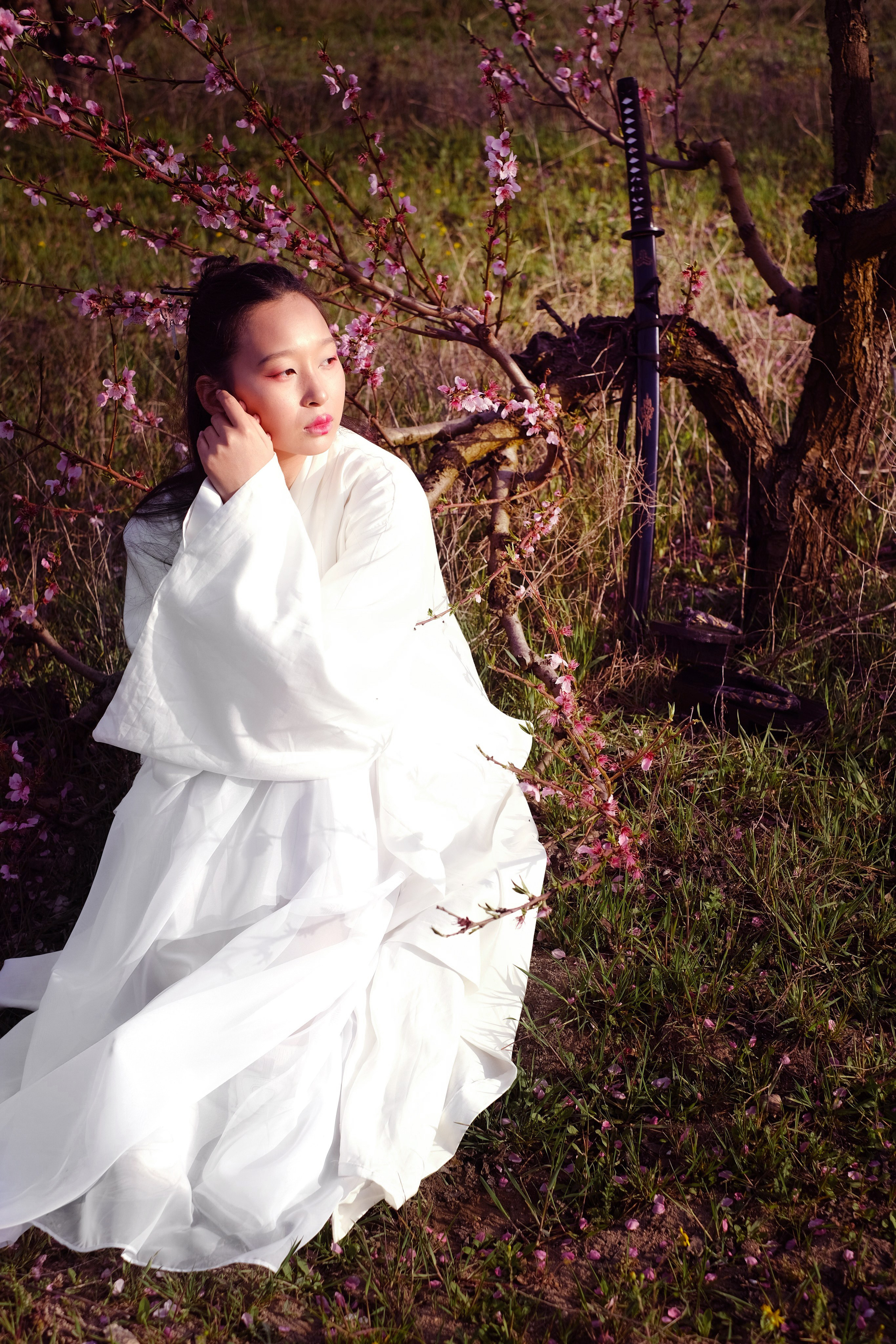 Фото в цветущих персиковых садах. Профессиональная фотосъемка в Крыму. Натуральные эмоции и живые кадры. Забронируйте дату прямо сейчас!