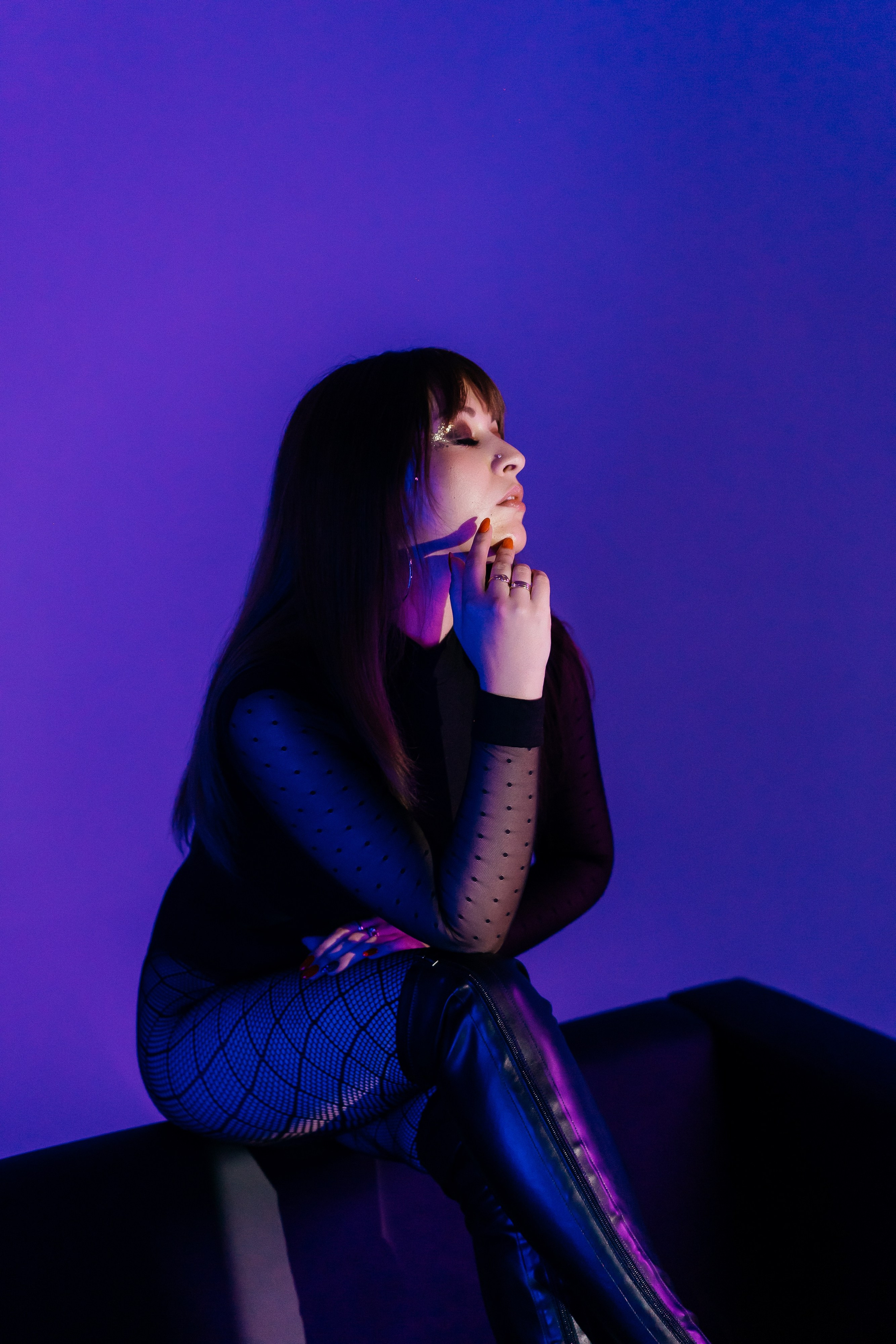 Фотосессия в неоновом свете в фотостудии. Фотограф и видеограф Смоленск | Студия Цезарь