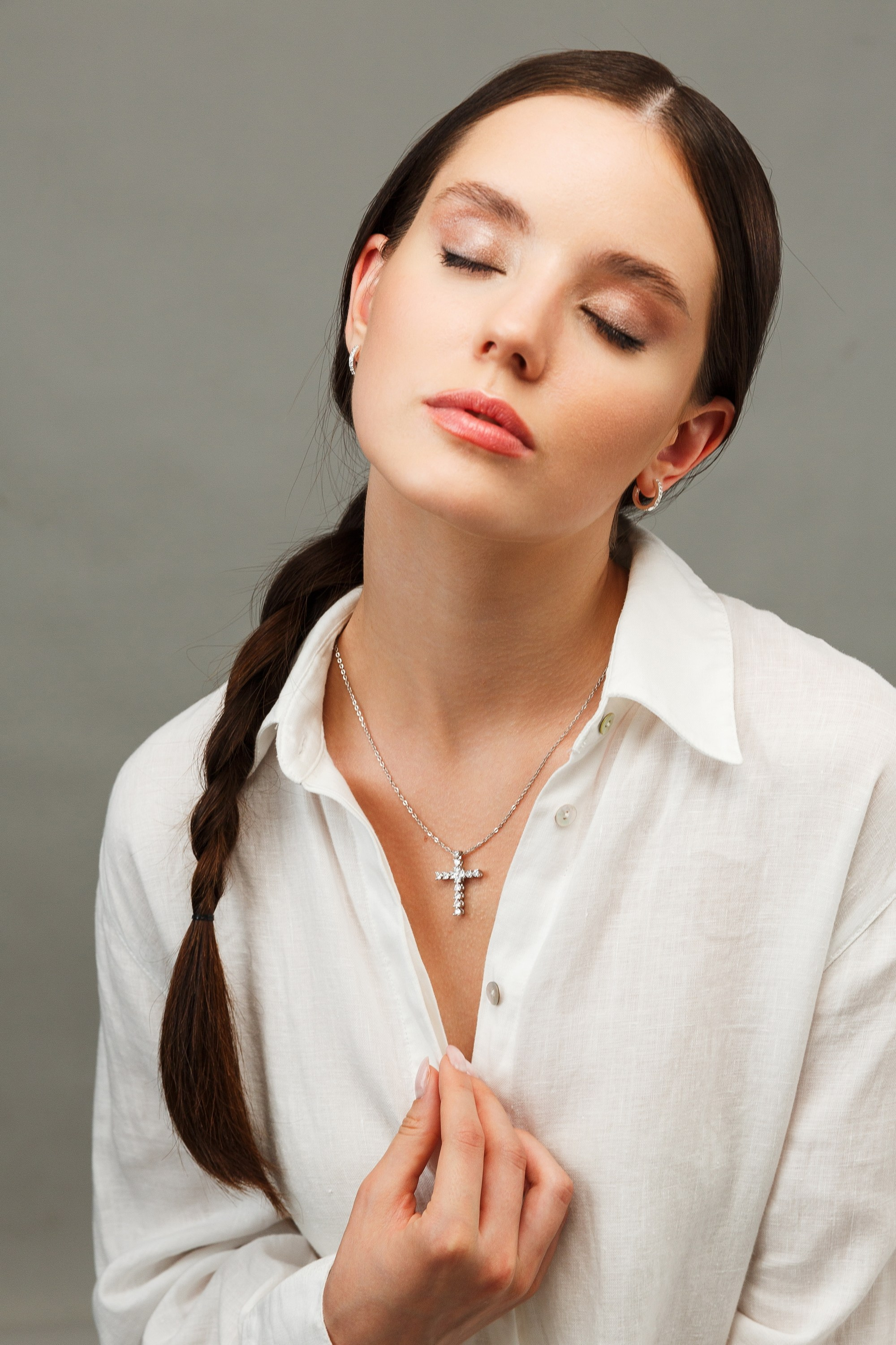 Студийная фотосъемка ювелирных украшений на моделях. Профессиональный фотограф в Санкт-Петербурге. Студийная рекламная фотография. Ювелирный фотограф Сергей Пушкин. Портретная фотосессия. Фото для каталога и маркетплейсов. Фотосъёмка на однородном фоне. Product photographer in Saint-Petersburg, Russia. Gems photo. Фото для сайта. 