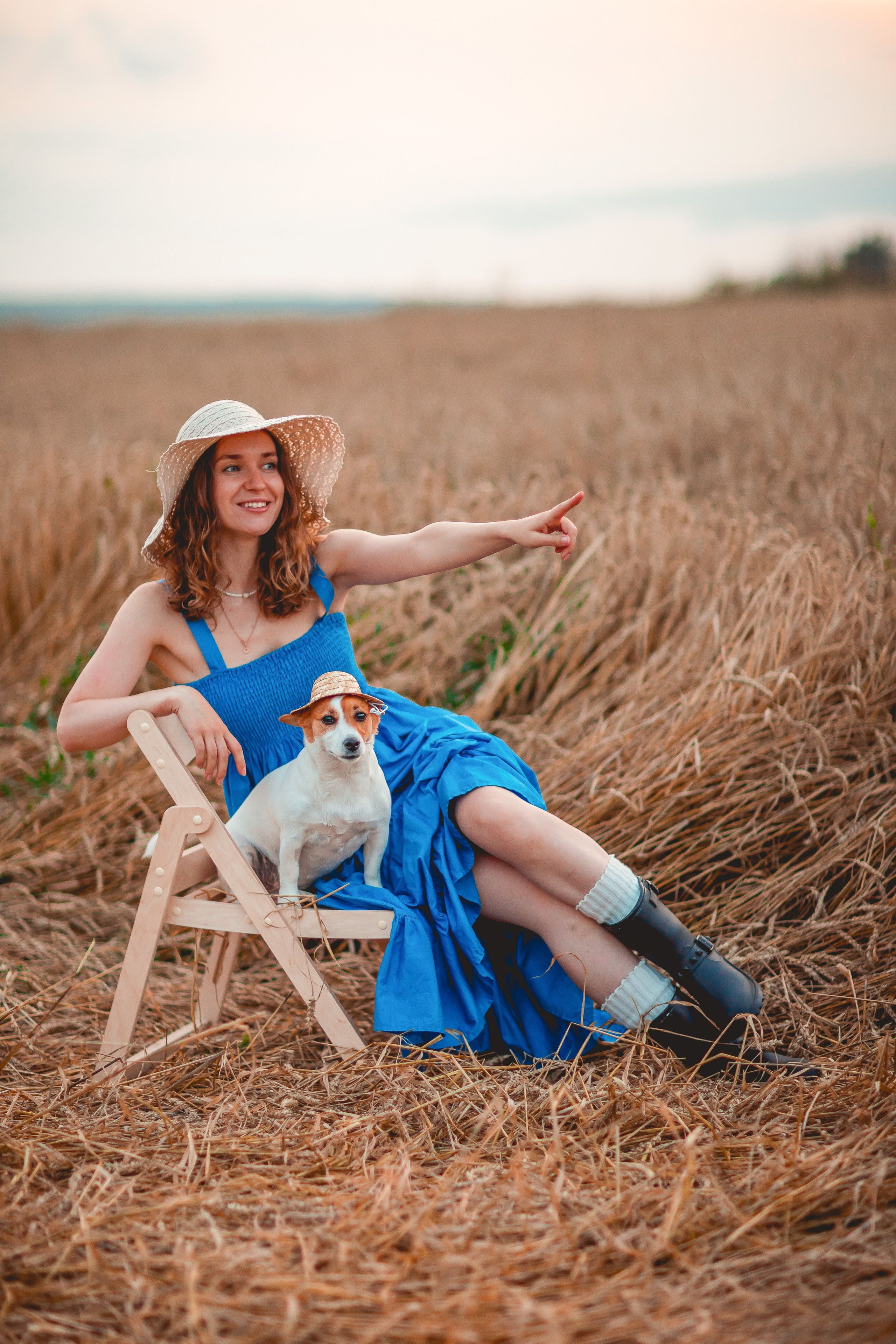 Катя и Холюша в пшеничном поле. Семейный фотограф анималист Мария Крючкова