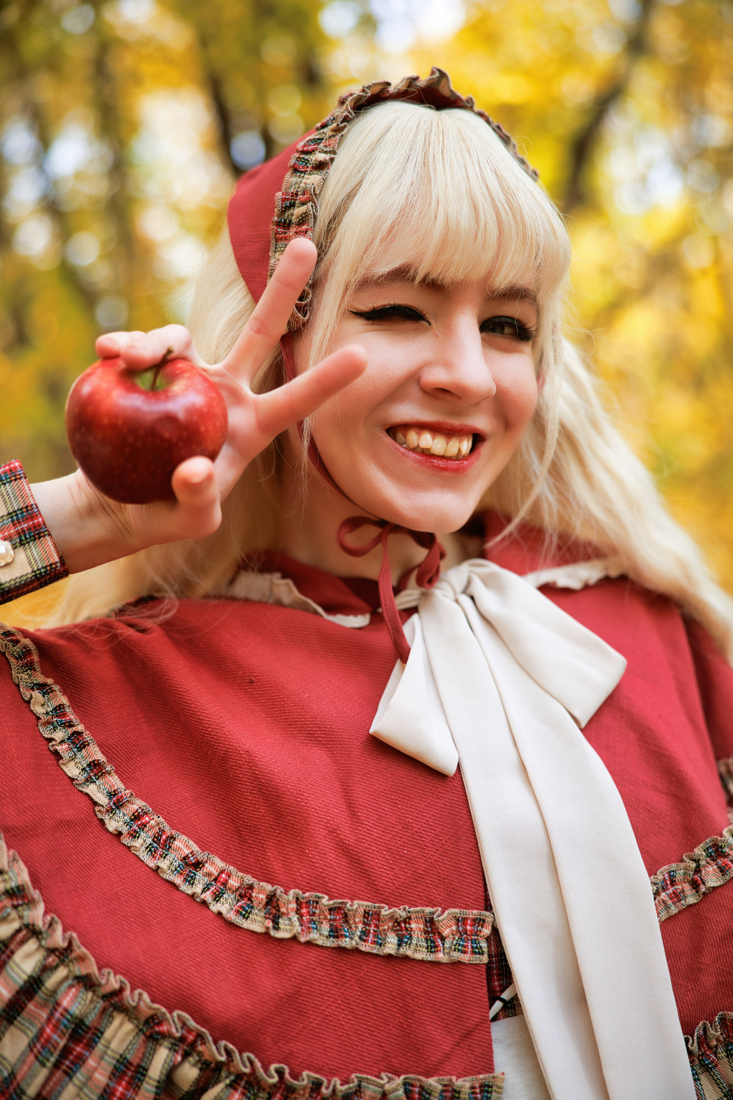 Фотосессия в костюме красной шапочки в лесу