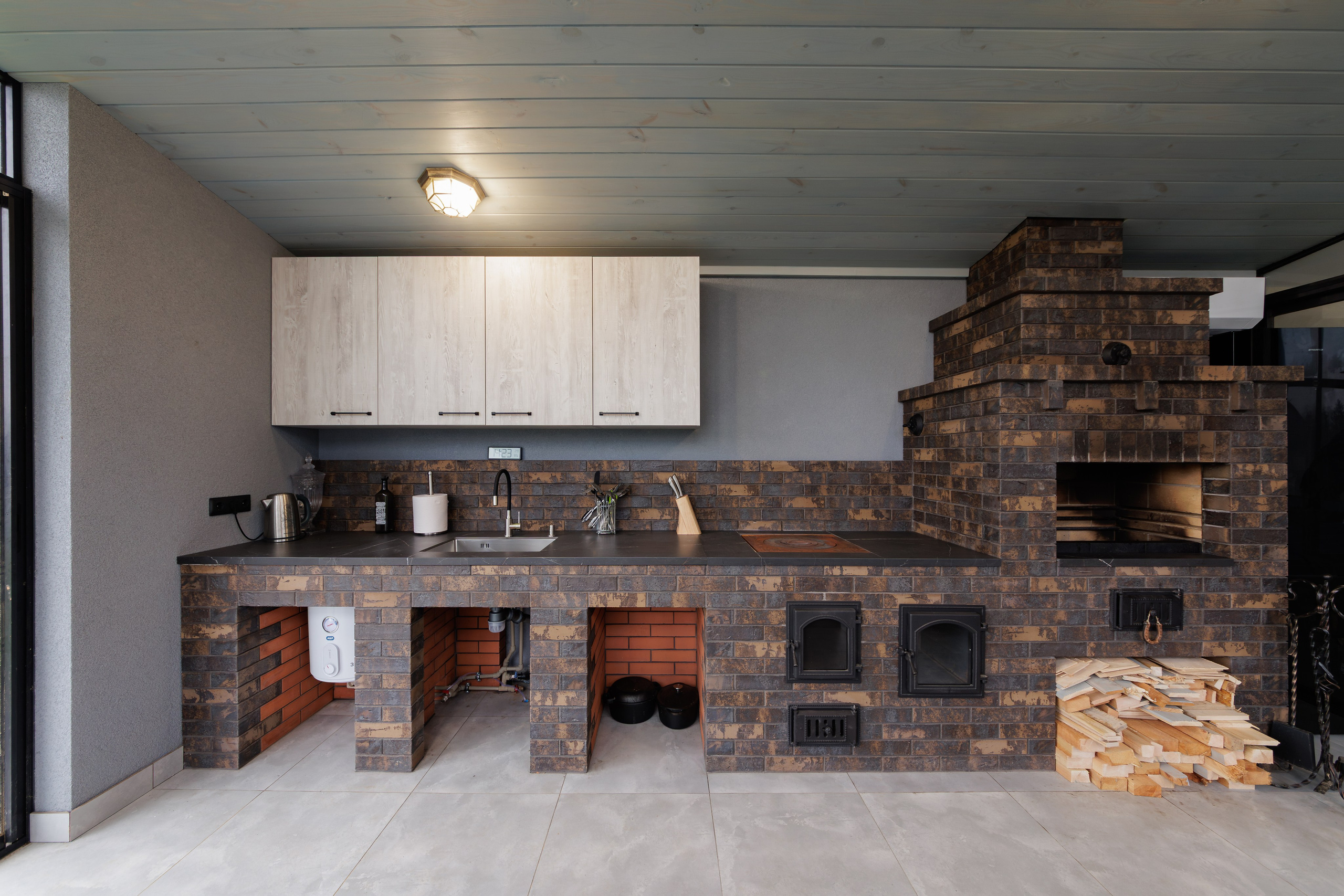 Интерьер кухни с печью из керамического лицевого кирпича — профессиональная фотосъемка недвижимости в Минске