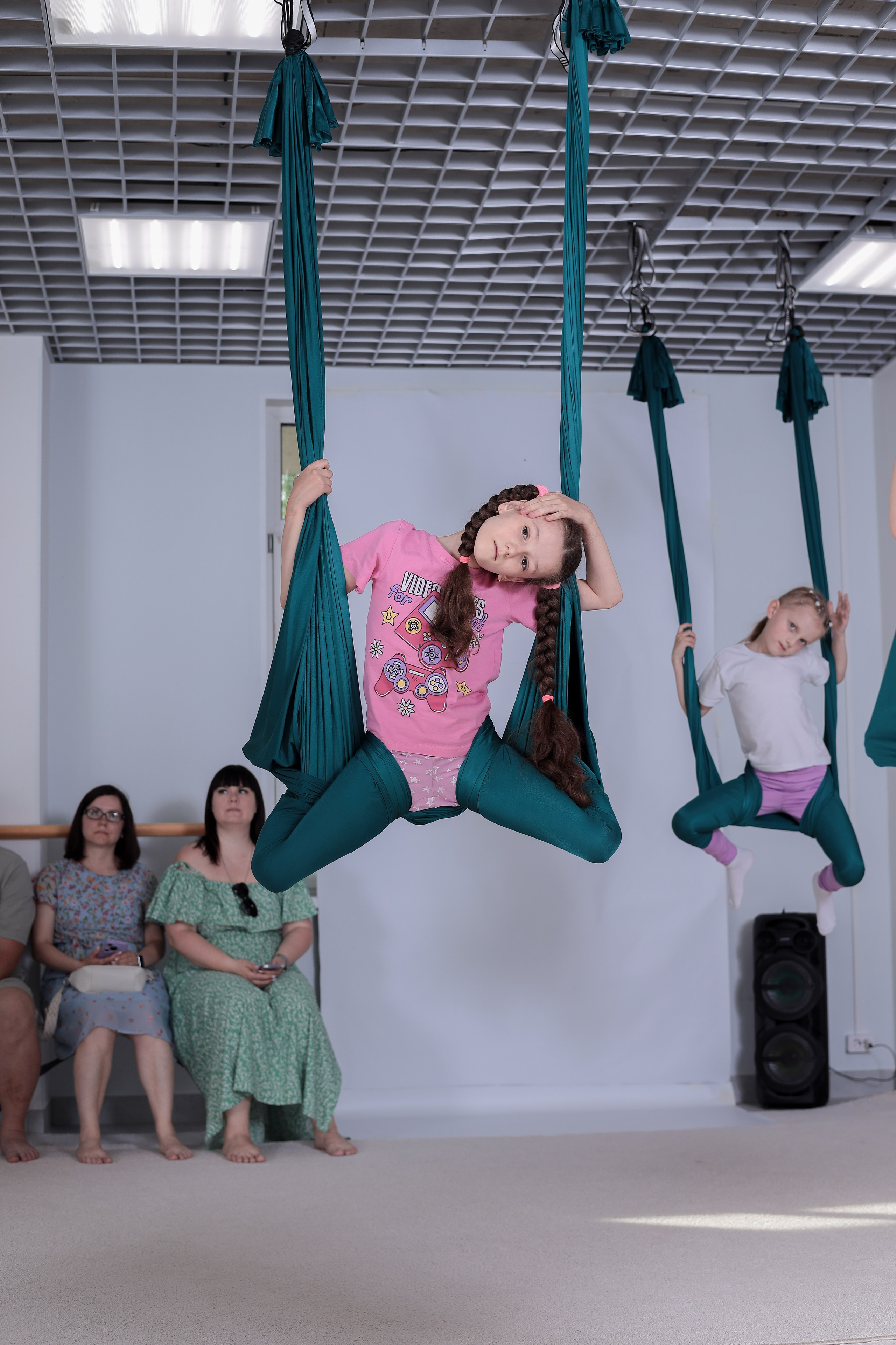 Детская аэройога. Фотограф Надршина Лилия