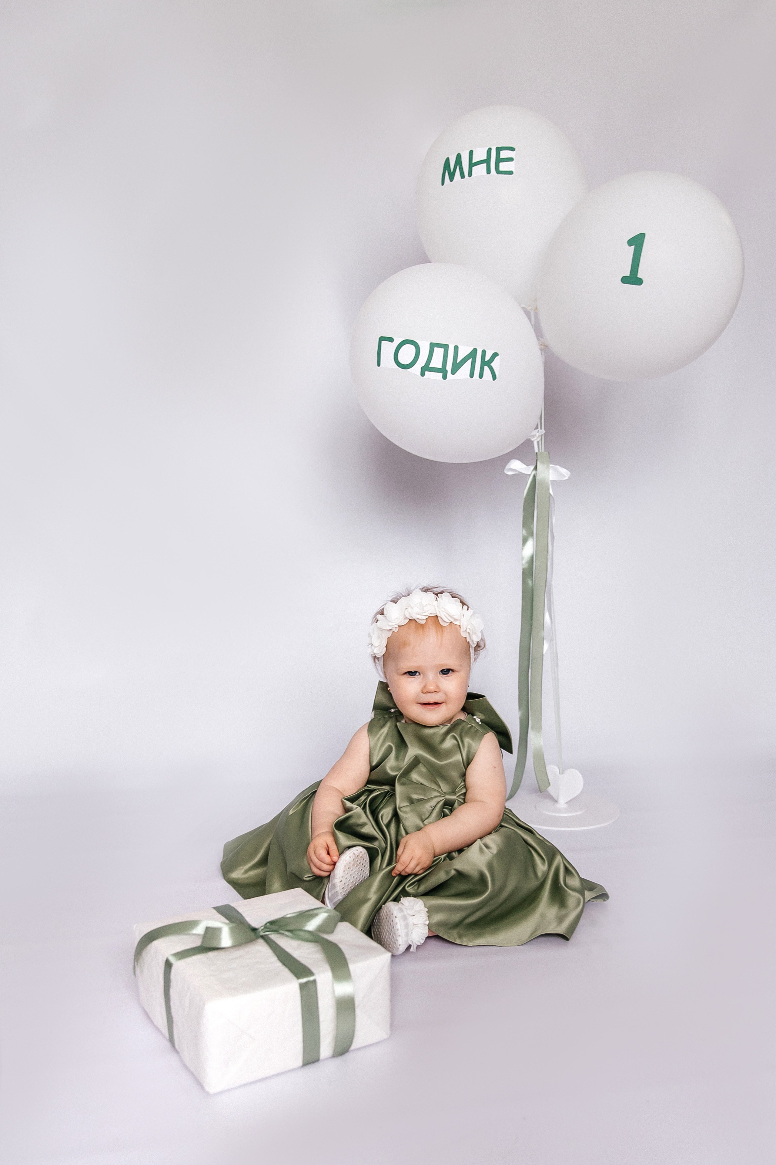 Минимализм (единичка, буквы-кубики, отдельный реквизит на фоне). Детский фотограф, выпускные альбомы в Нижнем Новгороде Бодягина Мария