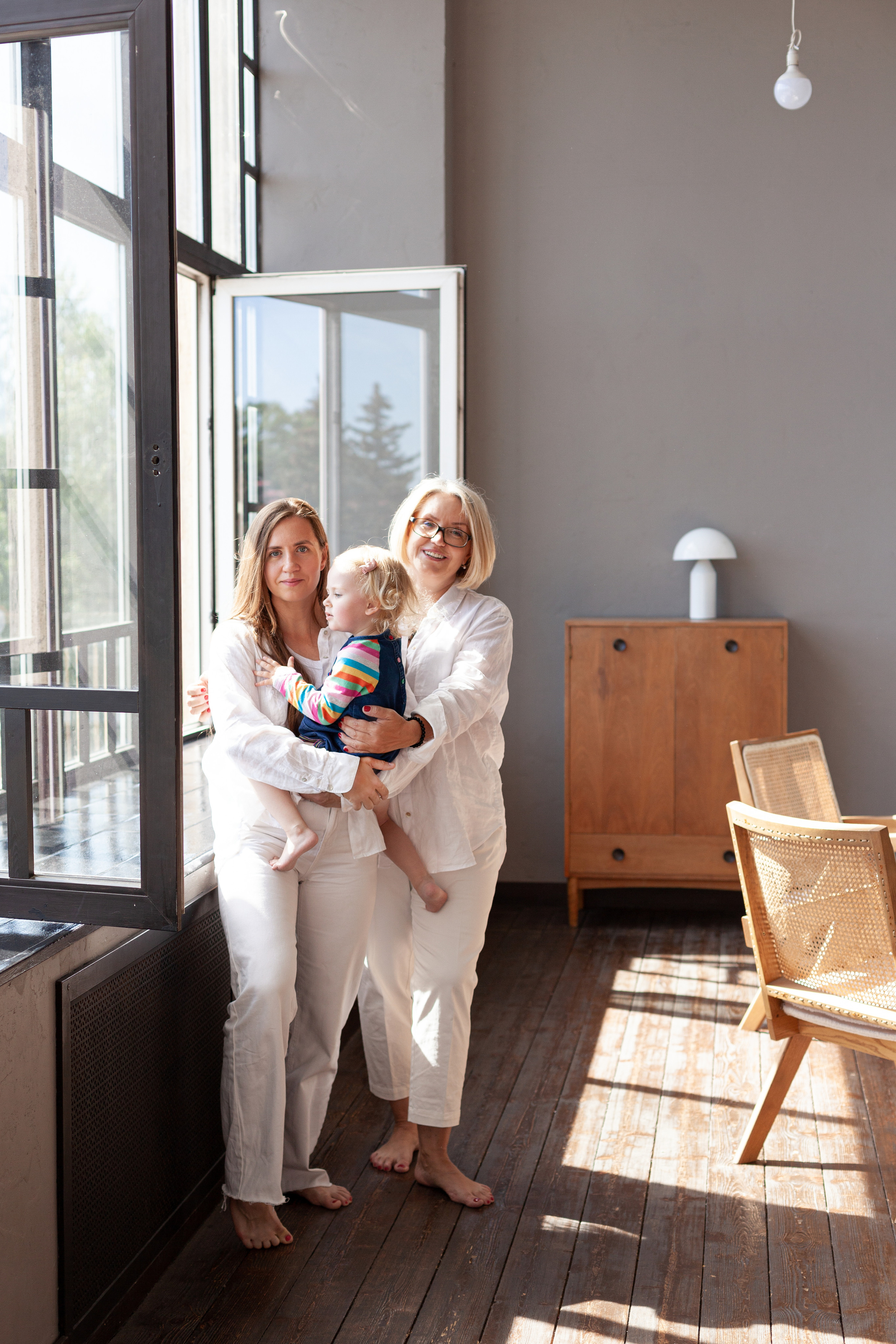 Фотосессия бабушки, мамы и дочки в фотостудии. Детский и контент фотограф Надя Волкова Санкт-Петербург