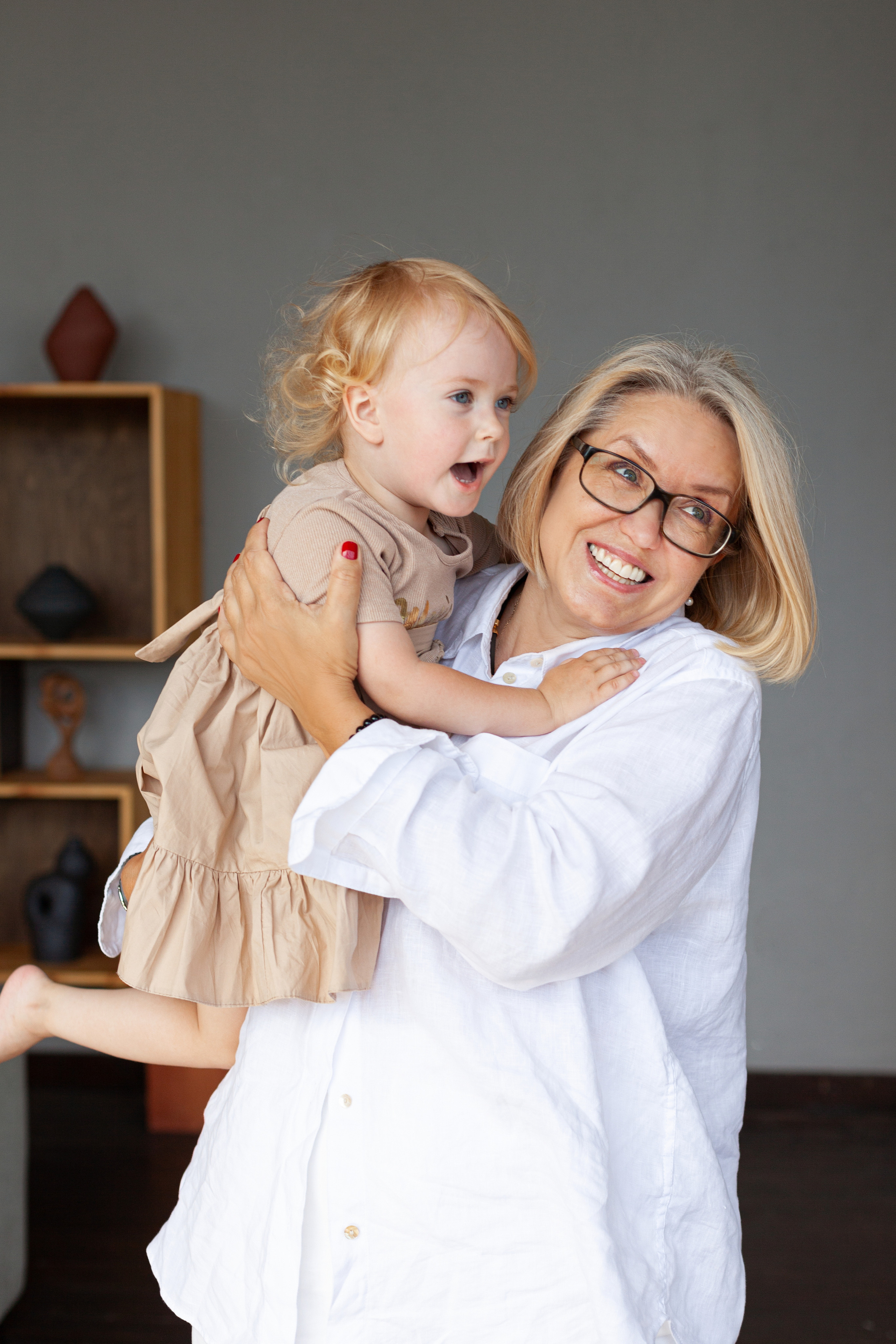 Фотосессия бабушки, мамы и дочки в фотостудии. Детский и контент фотограф Надя Волкова Санкт-Петербург