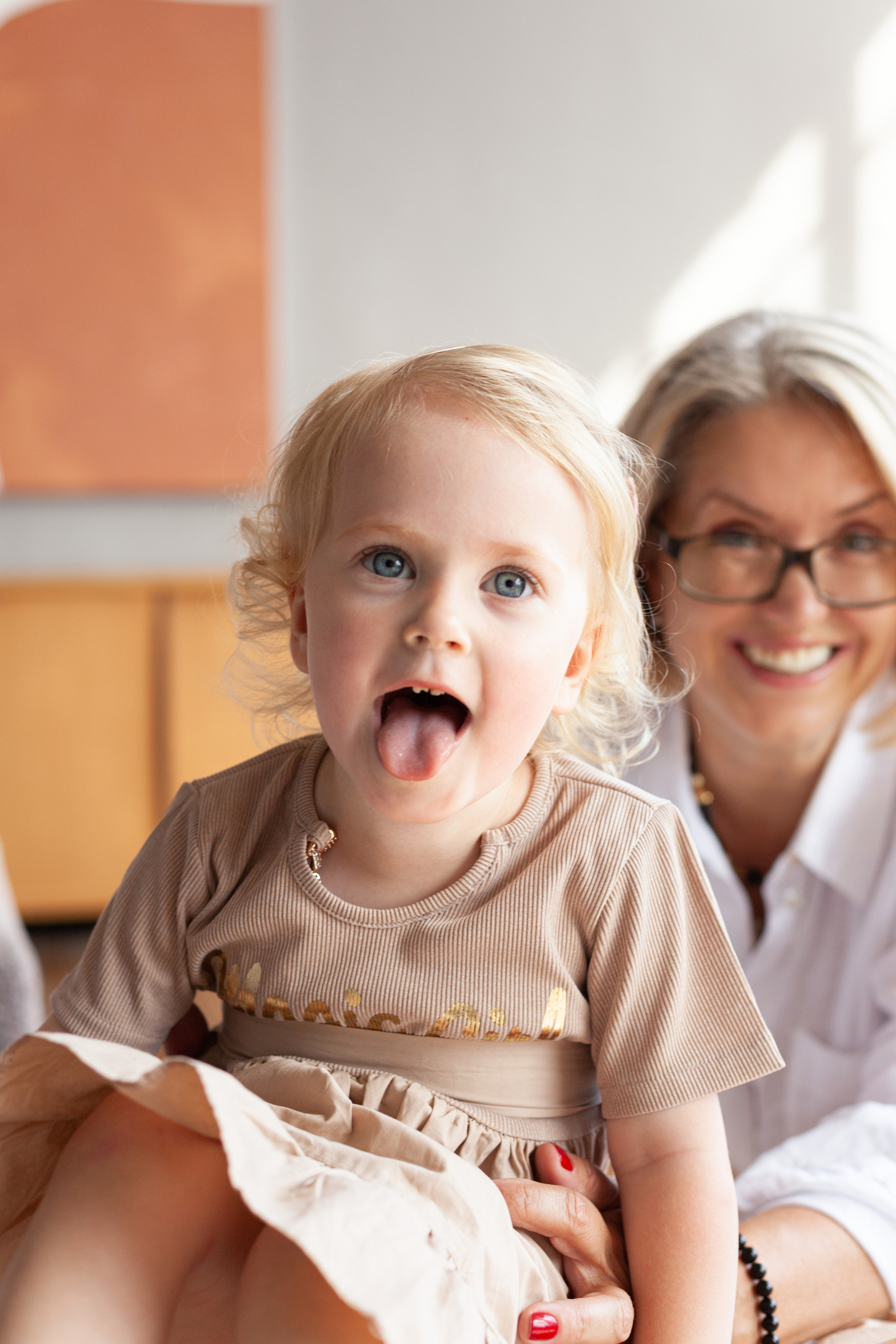 Фотосессия бабушки, мамы и дочки в фотостудии. Детский и контент фотограф Надя Волкова Санкт-Петербург