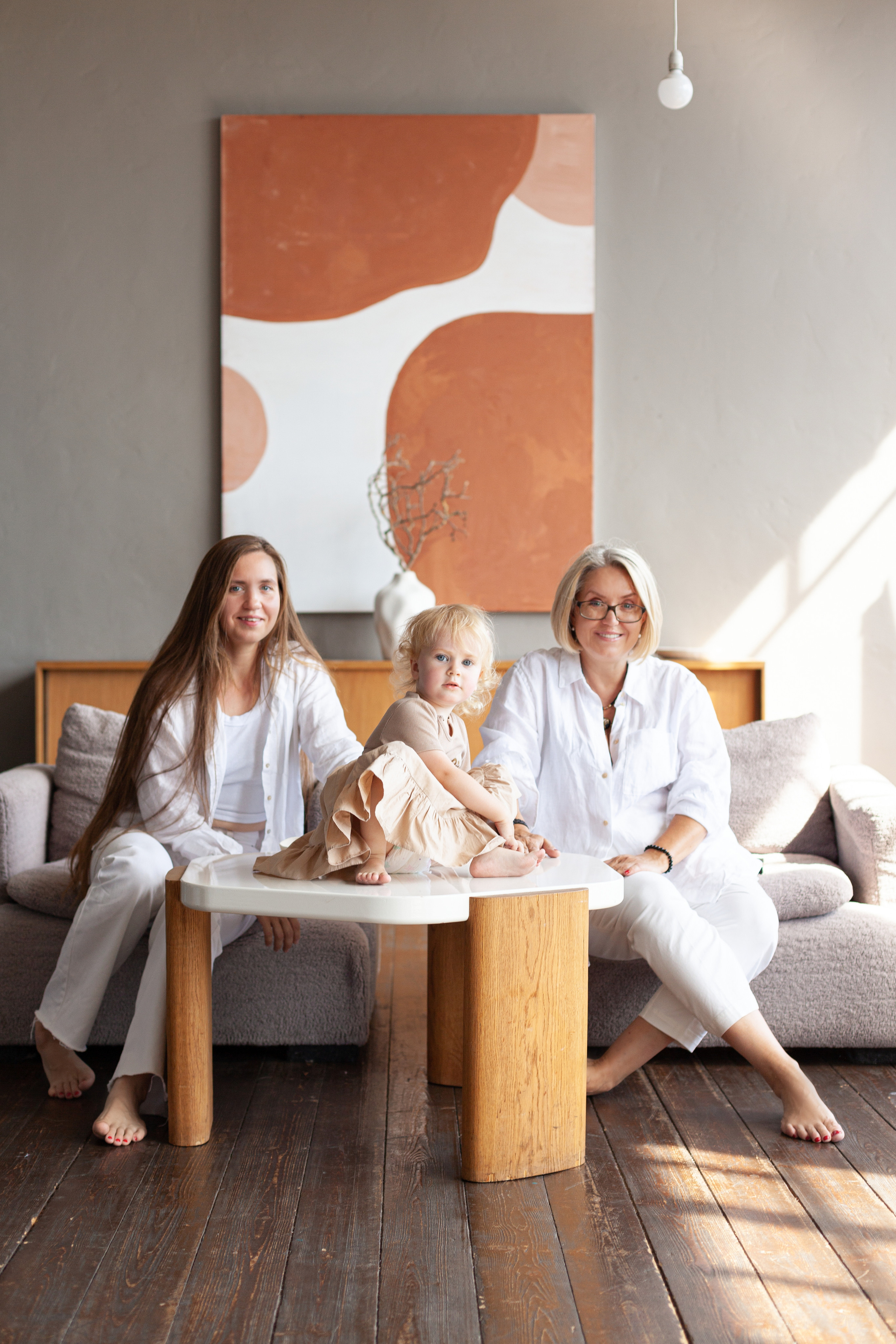 Фотосессия бабушки, мамы и дочки в фотостудии. Детский и контент фотограф Надя Волкова Санкт-Петербург