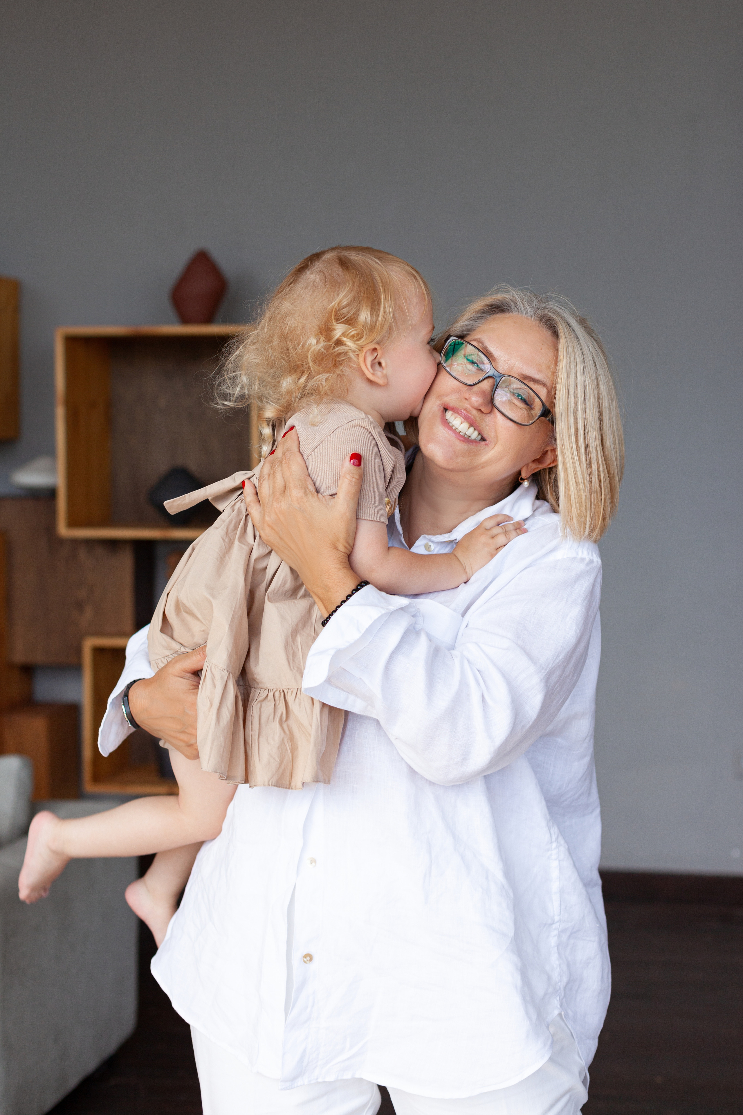 Фотосессия бабушки, мамы и дочки в фотостудии. Детский и контент фотограф Надя Волкова Санкт-Петербург