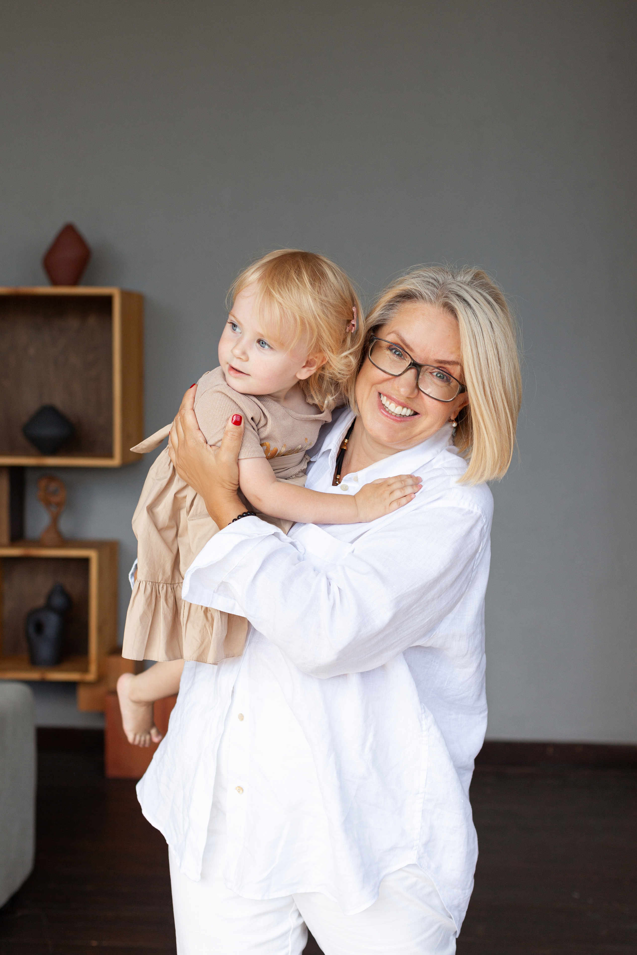 Фотосессия бабушки, мамы и дочки в фотостудии. Детский и контент фотограф Надя Волкова Санкт-Петербург