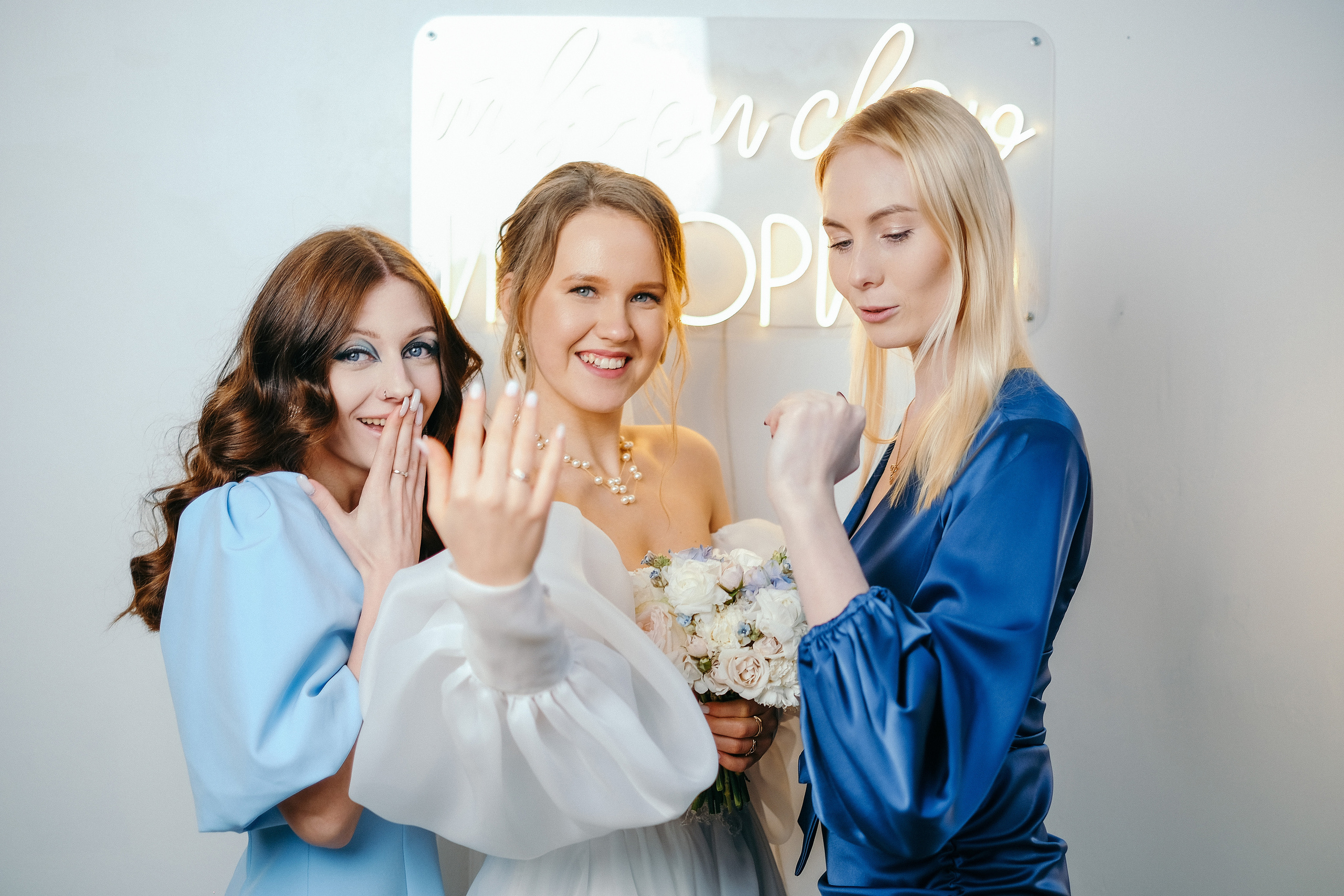 Свадебная фотосессия в фотостудии Location32. Идеи для групповых свадебных фотосессии. Молодожены Архангельска. Молодая пара жених и невеста. Свадебные фотосессии. Wedding photosession. Свадьба 2023. Подружки невесты