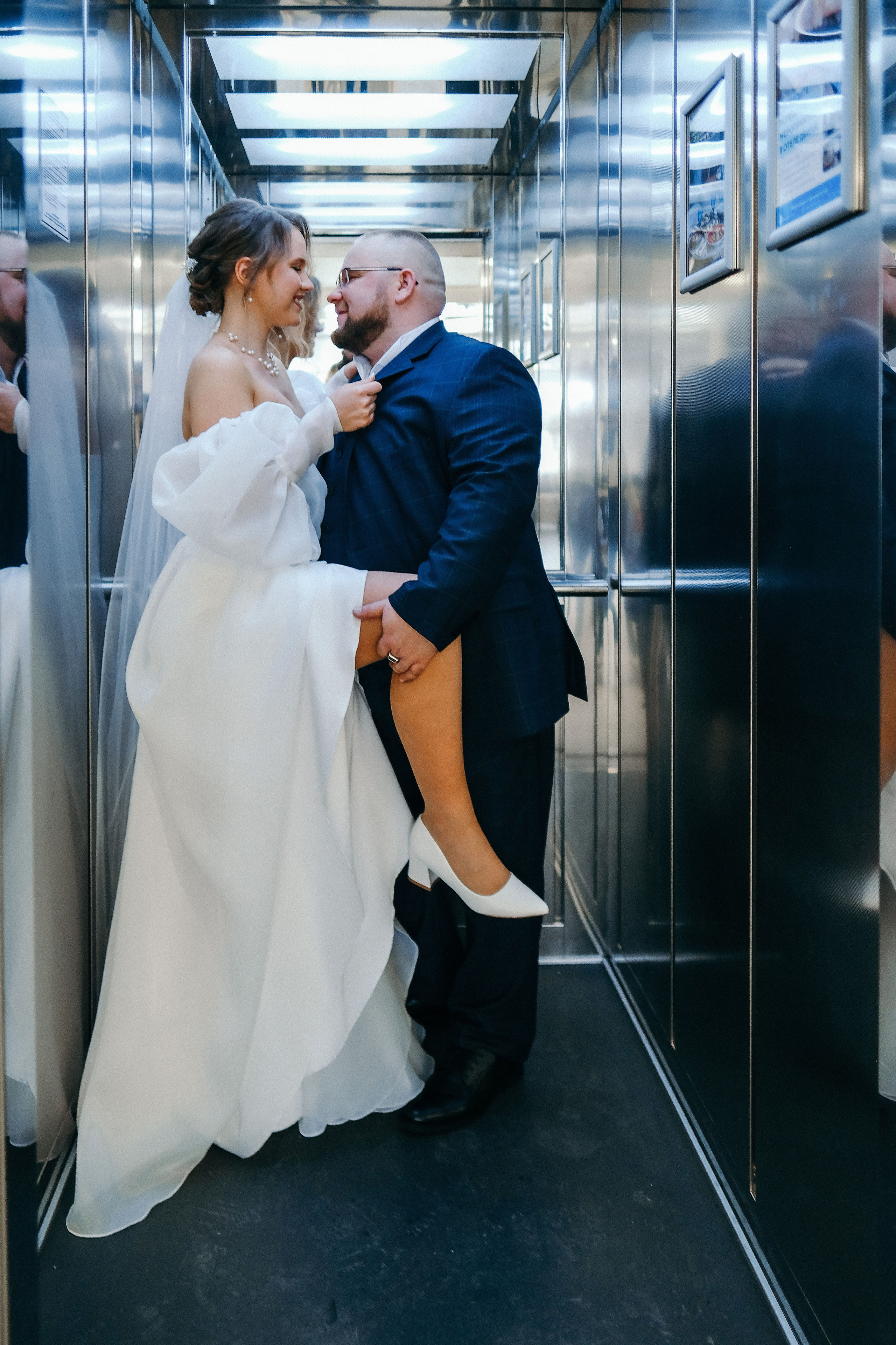 Свадебная фотосессия в лифте. Двина. Молодожены Архангельска. Молодая пара жених и невеста. Свадебные фотосессии. Wedding photosession. Свадьба 2023