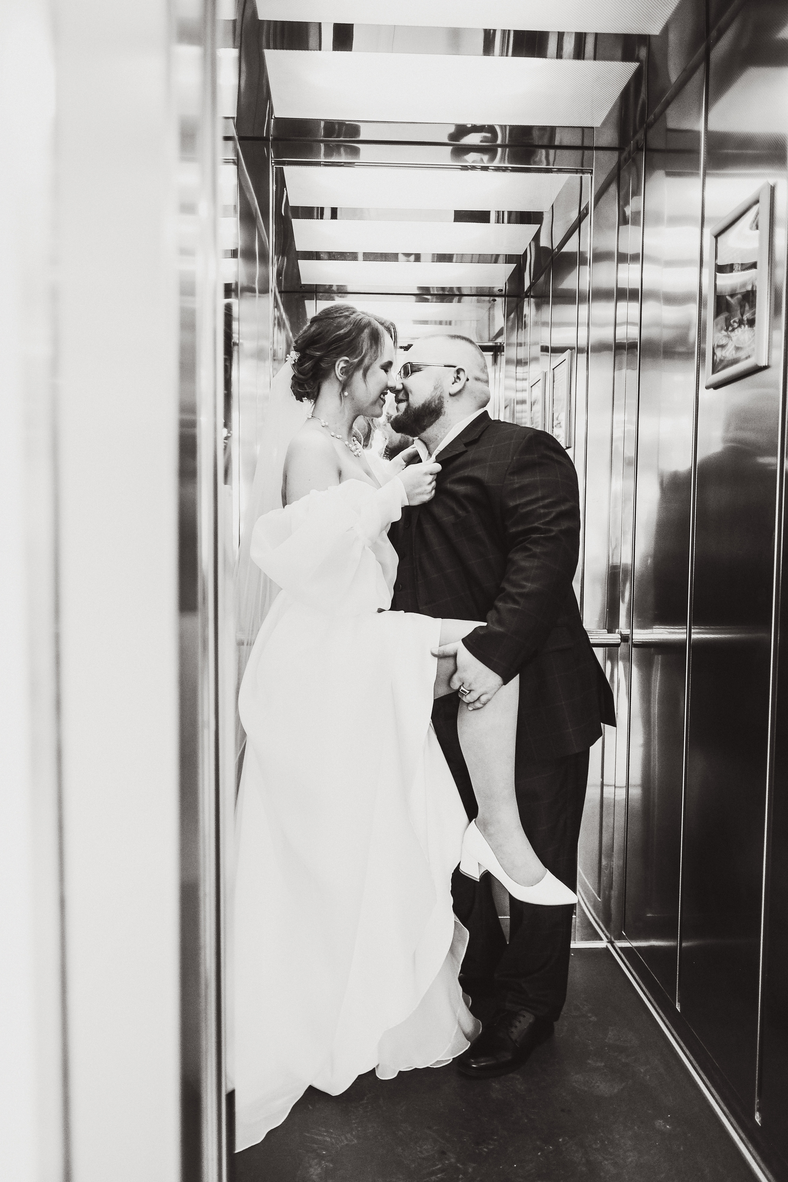 Свадебная фотосессия в лифте. Двина. Молодожены Архангельска. Молодая пара жених и невеста. Свадебные фотосессии. Wedding photosession. Свадьба 2023