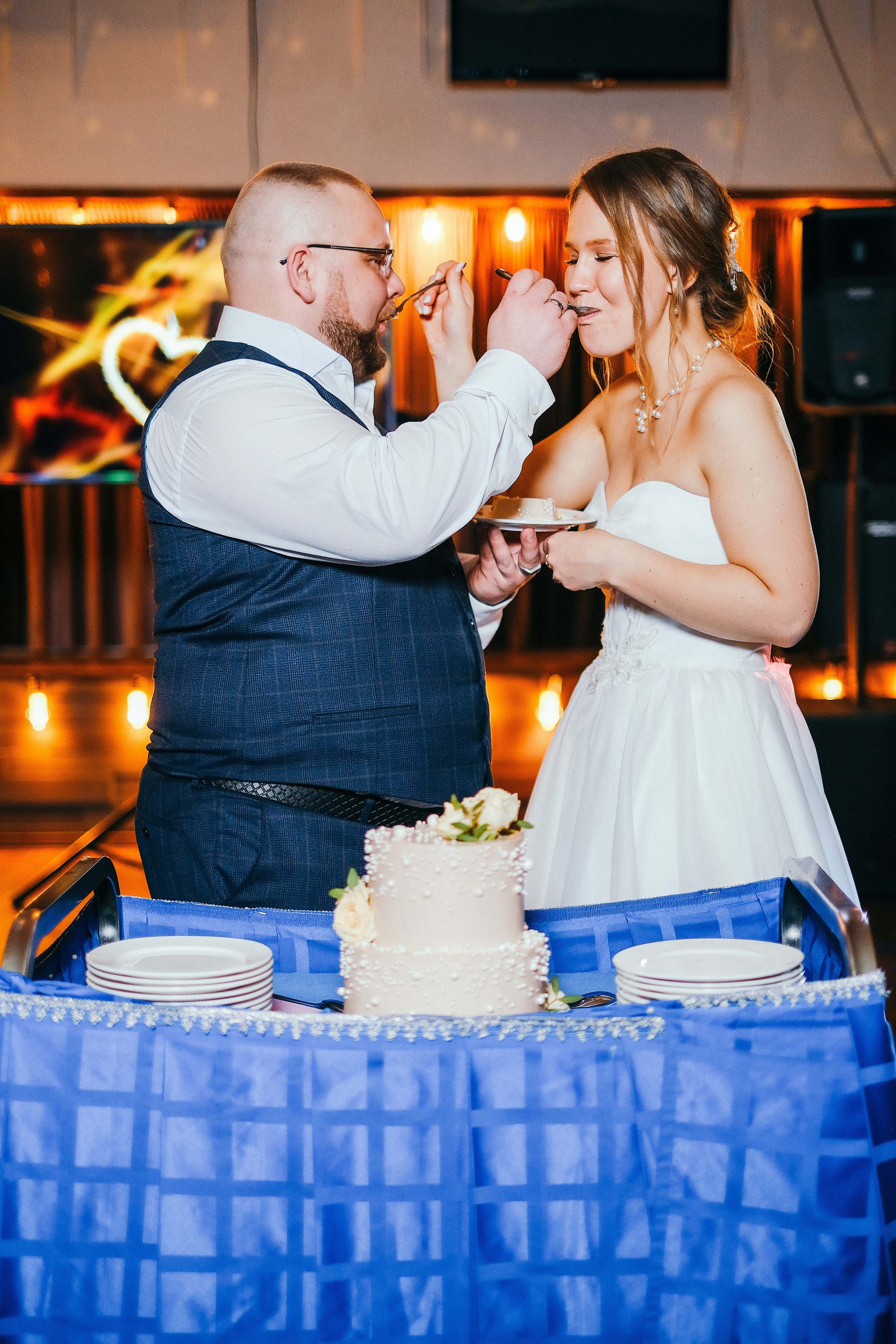 Свадебная фотосессия в Архангельске. Свадебный банкет в ресторане Беломорский. Молодожены Архангельска. Молодая пара жених и невеста. Свадебные ф. Свадебный торт.отосессии. Wedding photosession. Свадьба 2023