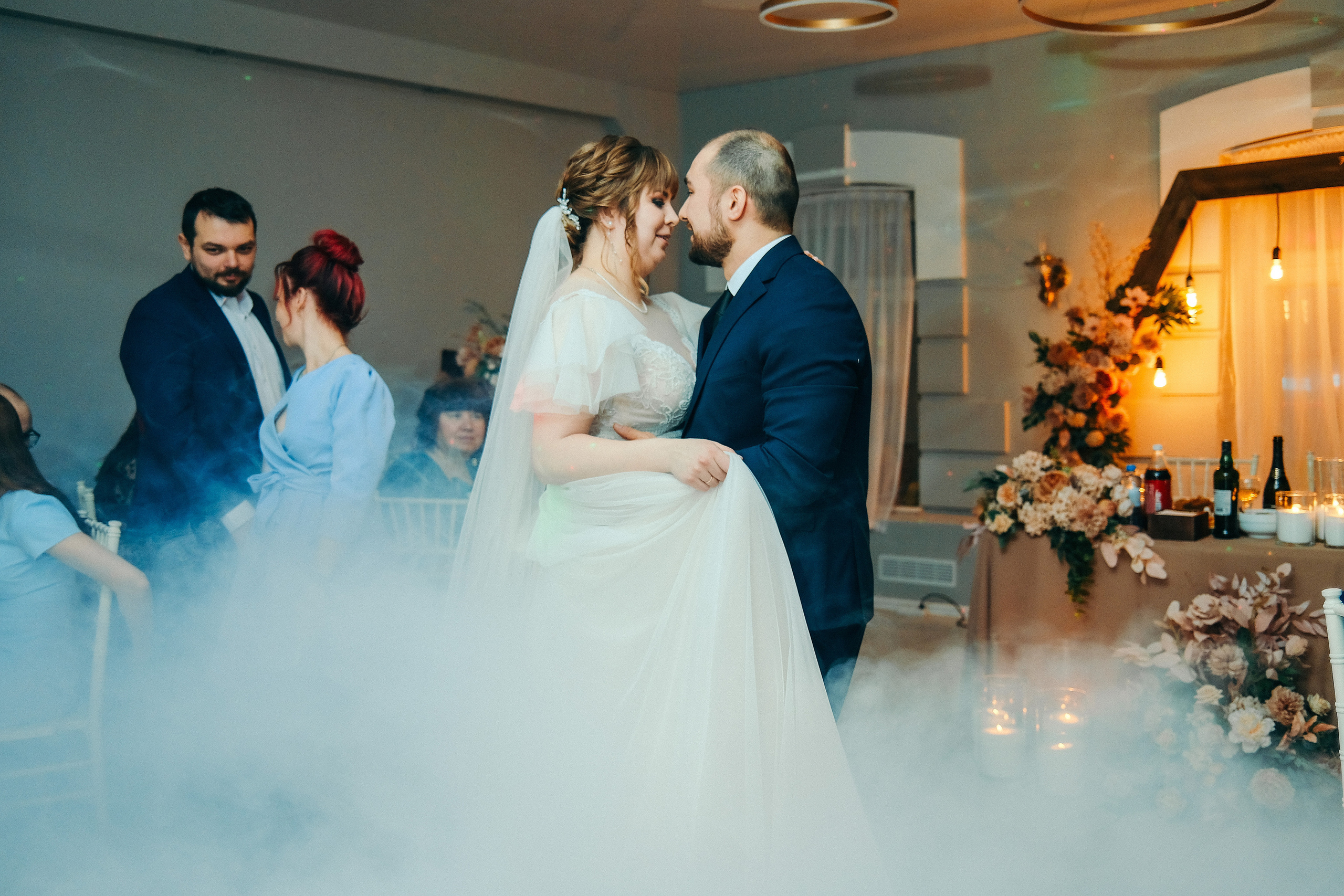 Свадебная фотосессия в банкетном зале Трескоед. Свадебный банкет. Оформление свадебного банкета. Молодая пара жених и невеста. Свадебные фотосессии. Wedding photosession