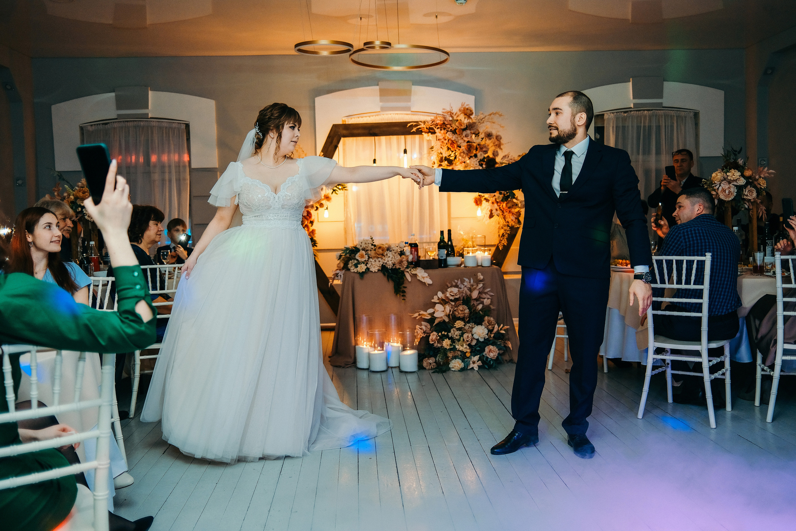 Свадебная фотосессия в банкетном зале Трескоед. Свадебный банкет. Оформление свадебного банкета. Молодая пара жених и невеста. Свадебные фотосессии. Wedding photosession