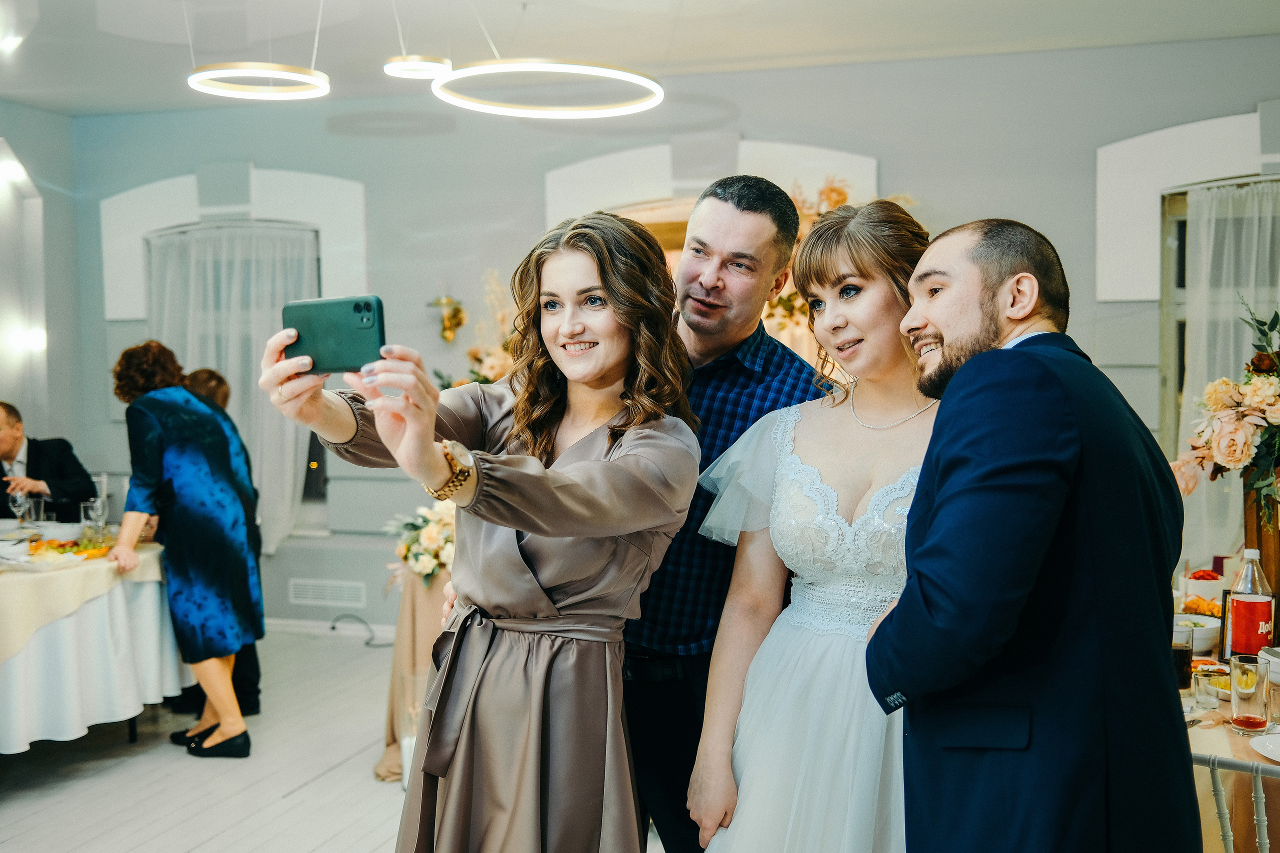 Свадебная фотосессия в банкетном зале Трескоед. Свадебный банкет. Оформление свадебного банкета. Молодая пара жених и невеста. Свадебные фотосессии. Wedding photosession