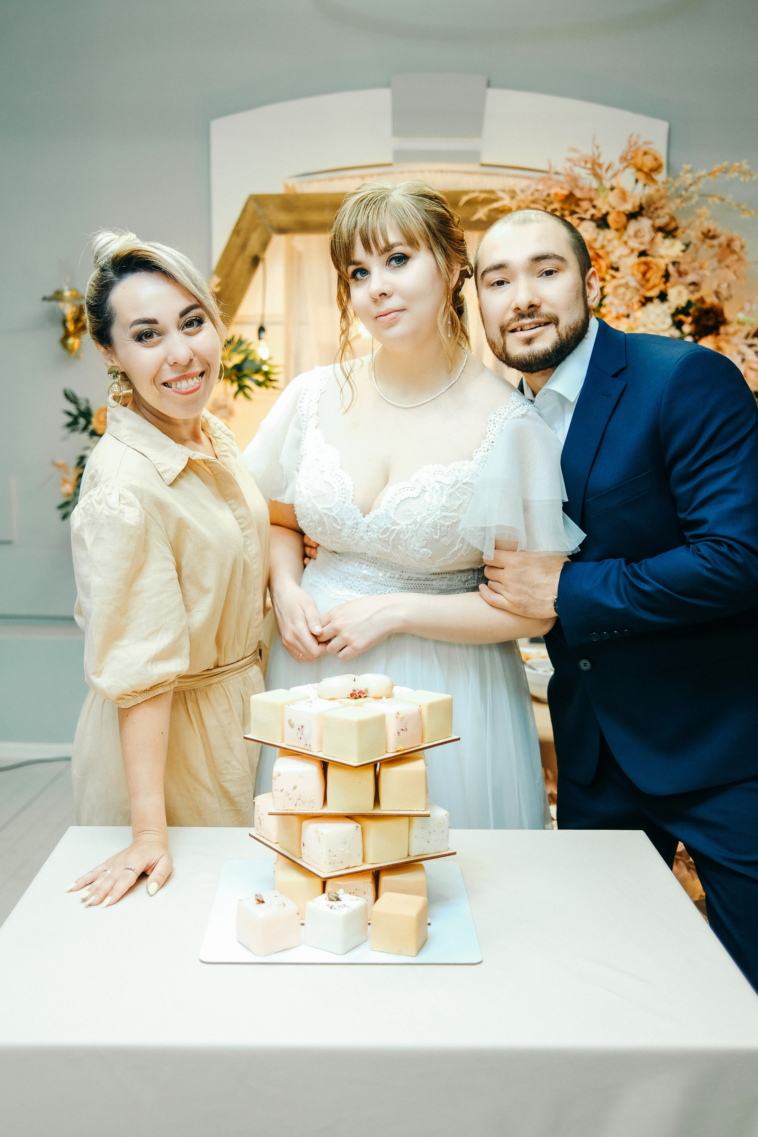 Свадебная фотосессия в банкетном зале Трескоед. Свадебный банкет. Оформление свадебного банкета. Молодая пара жених и невеста. Свадебные фотосессии. Wedding photosession