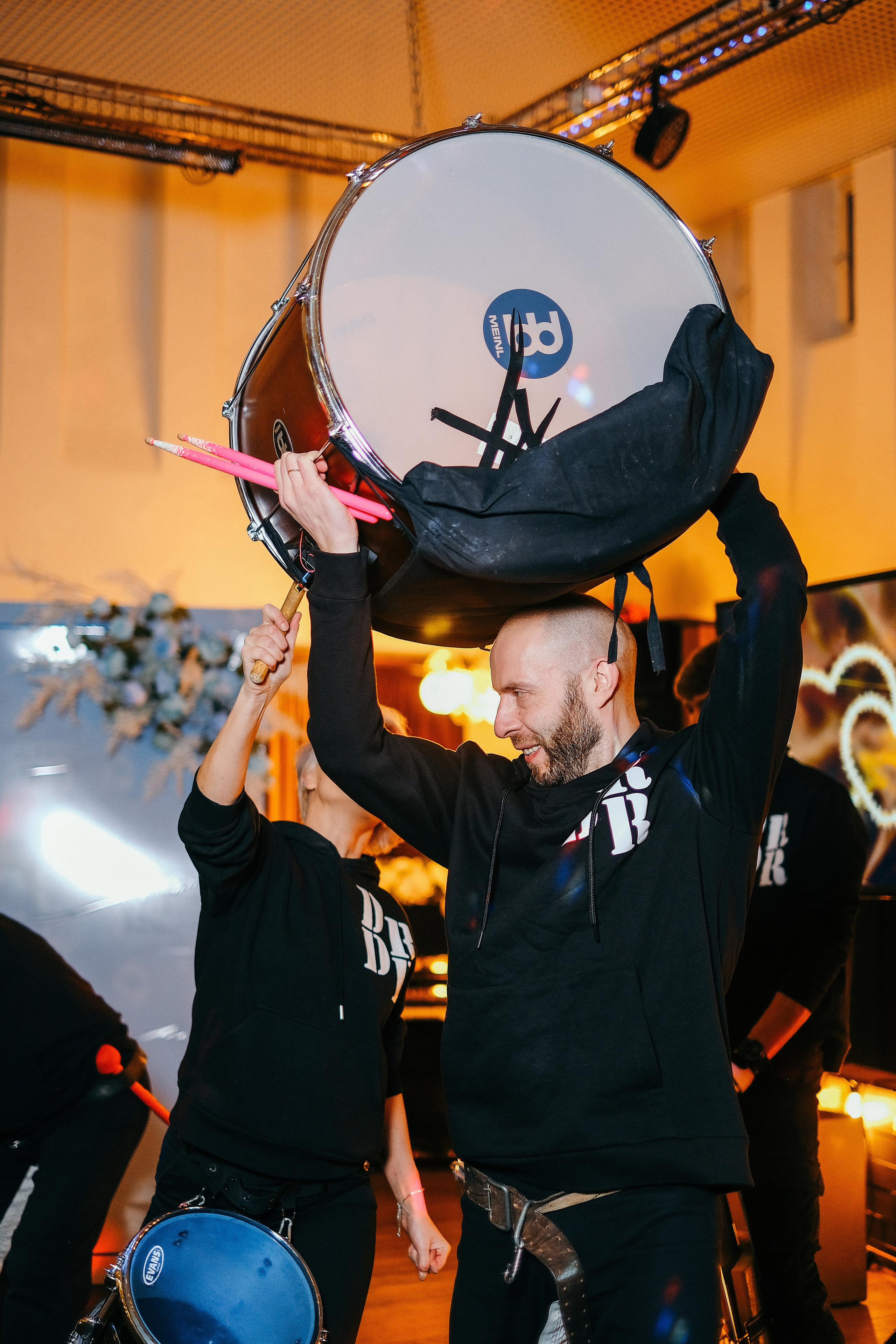 Свадебная фотосессия в Архангельске. Свадебный банкет в ресторане Беломорский. Молодожены Архангельска. Молодая пара жених и невеста. Свадебные фотосессии. Wedding photosession. Свадьба 2023. Барабанщики.