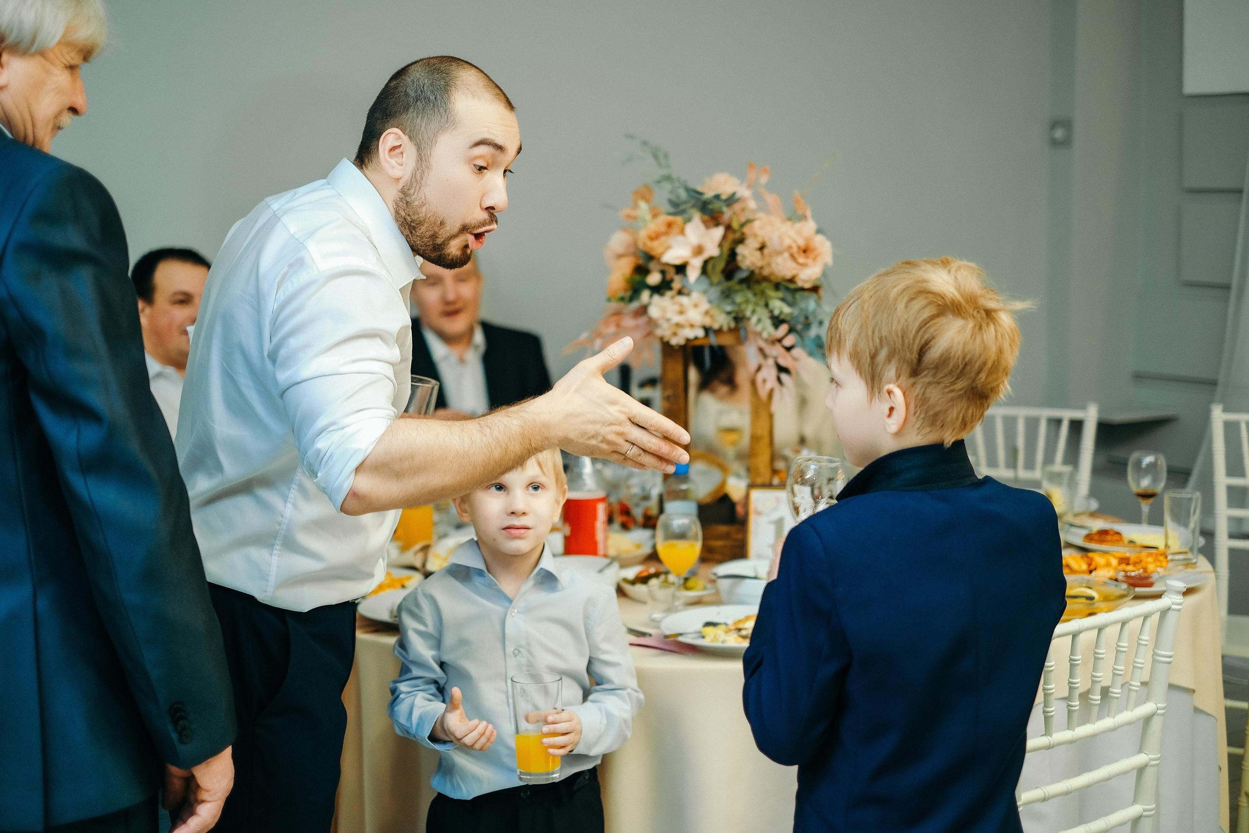 Свадебная фотосессия в банкетном зале Трескоед. Свадебный банкет. Оформление свадебного банкета. Молодая пара жених и невеста. Свадебные фотосессии. Wedding photosession